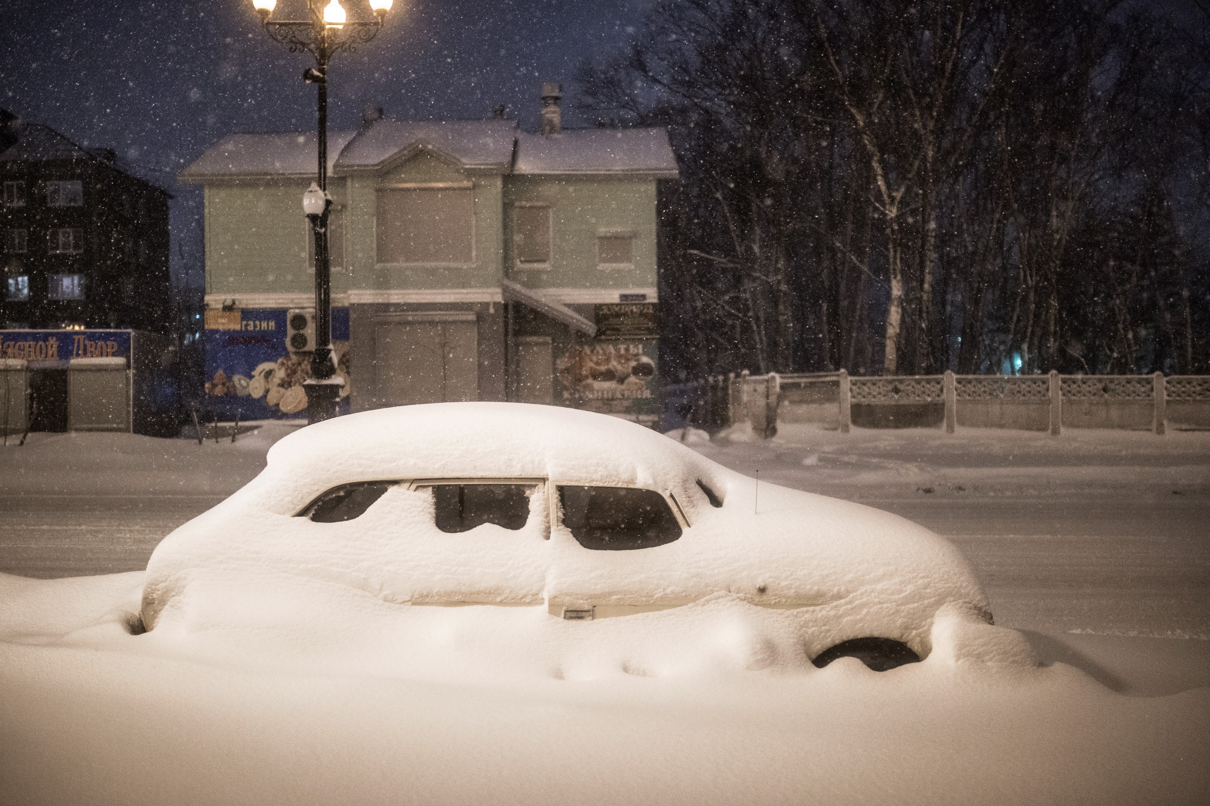Автомобиль на улице Южно-Сахалинска. Фото: &copy; РИА Новости