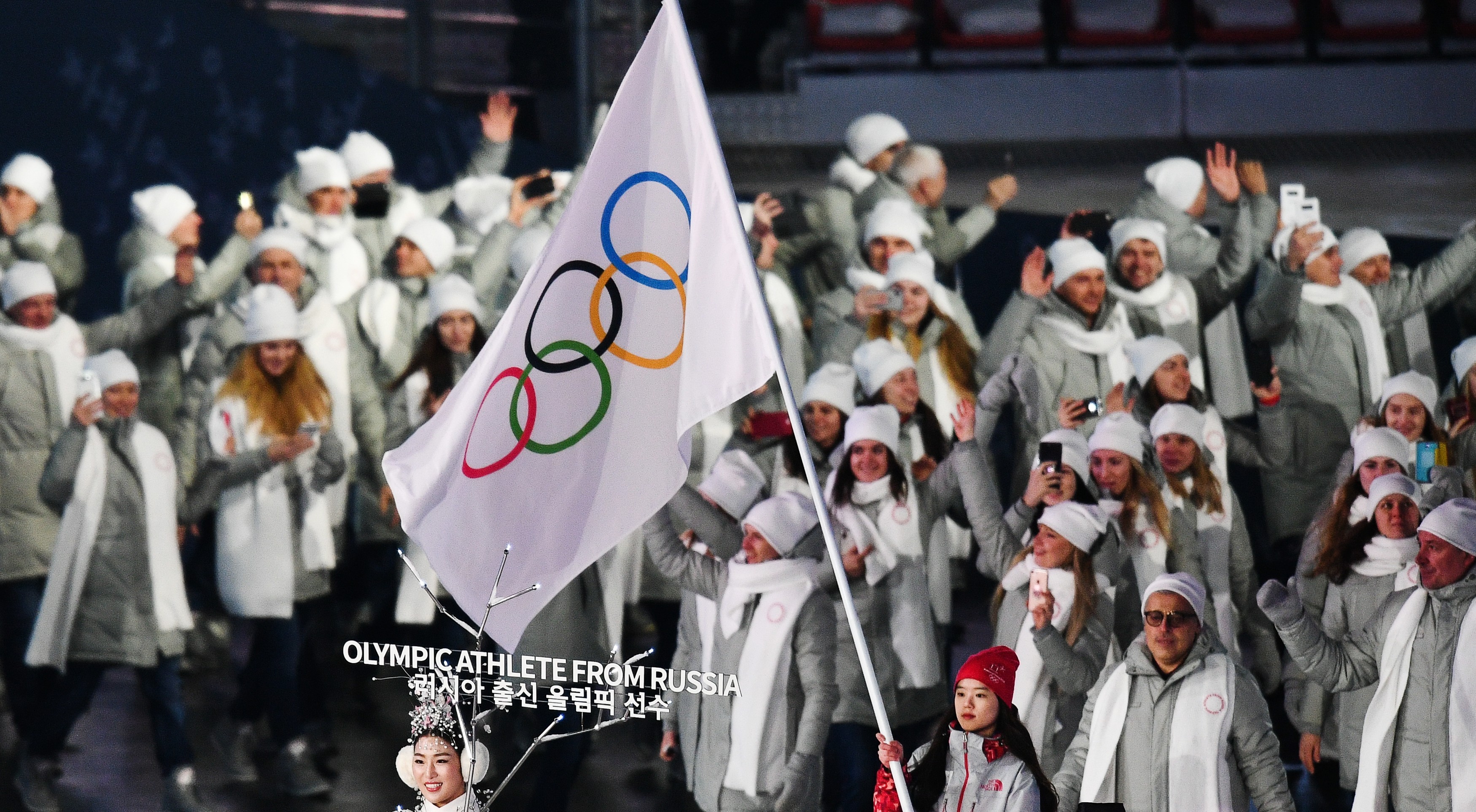 Спортсмены без флага и гимна. Россия под белым флагом на Олимпиаде. Олимпийцы под белым флагом. Российские спортсмены с белым флагом. Белый флаг на Олимпиаде.