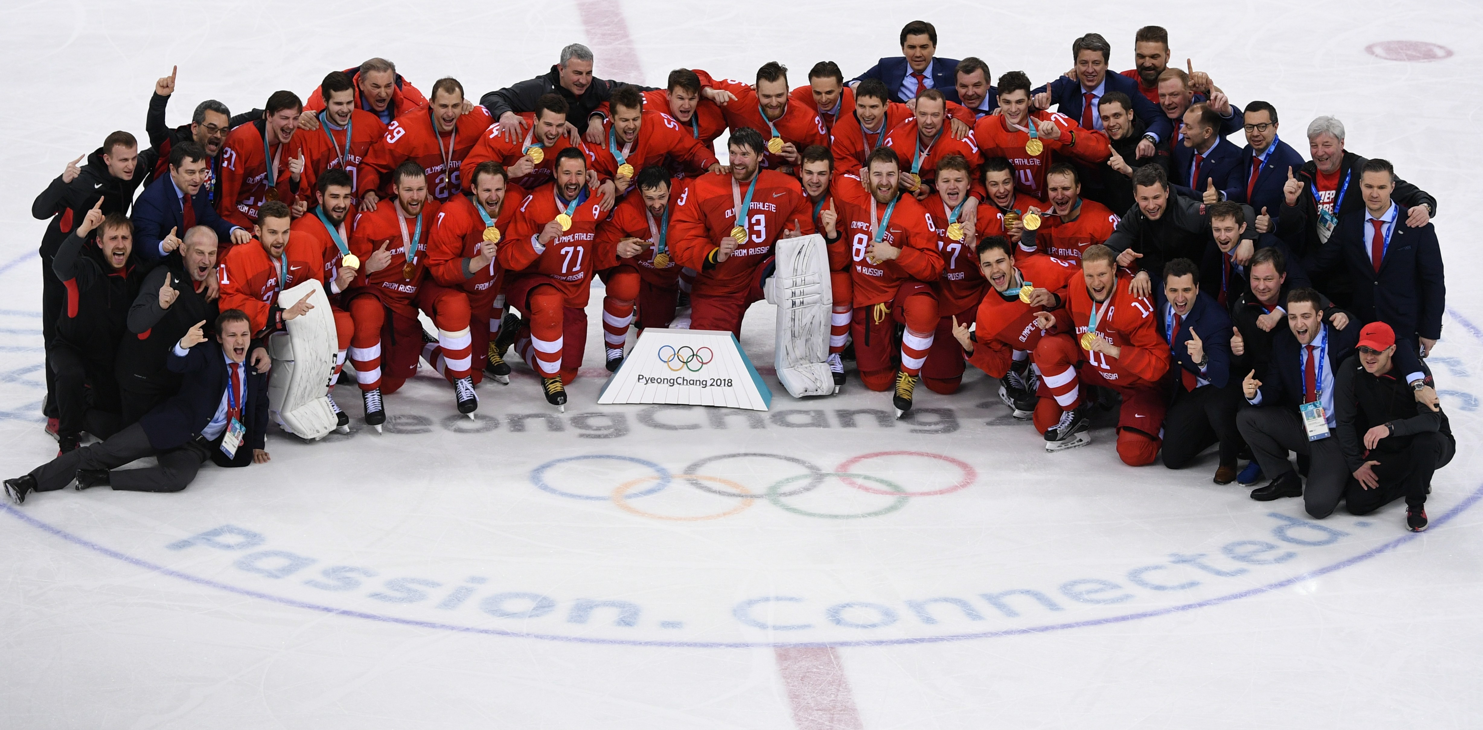 Российские хоккеисты и тренерский штаб после церемонии награждения за победу на Олимпиаде-2018. Фото: © РИА Новости/Александр Вильф