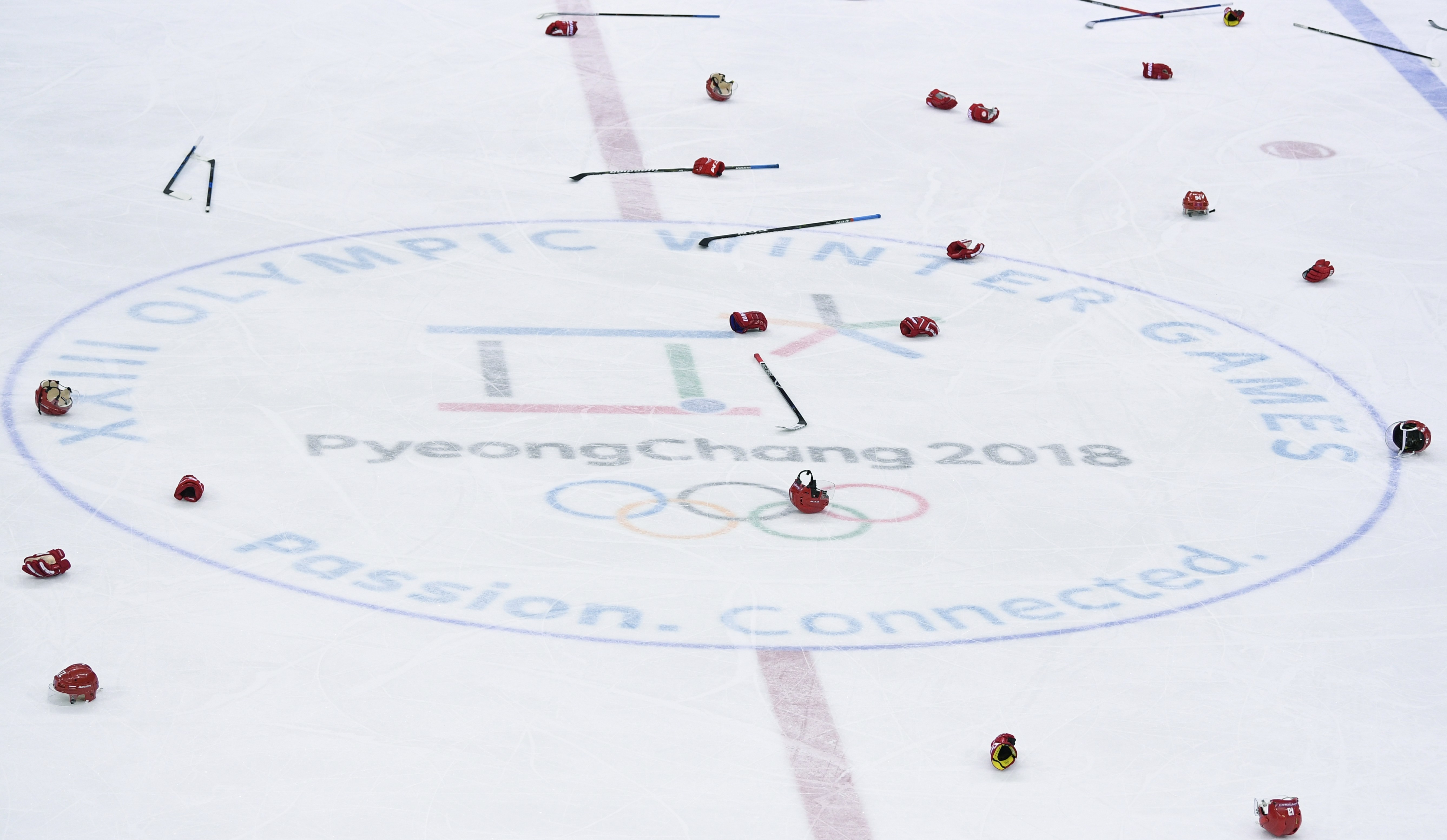 Клюшки, перчатки и шлемы после победы России в финале Олимпийских игр. Фото: © РИА Новости/Александр Вильф