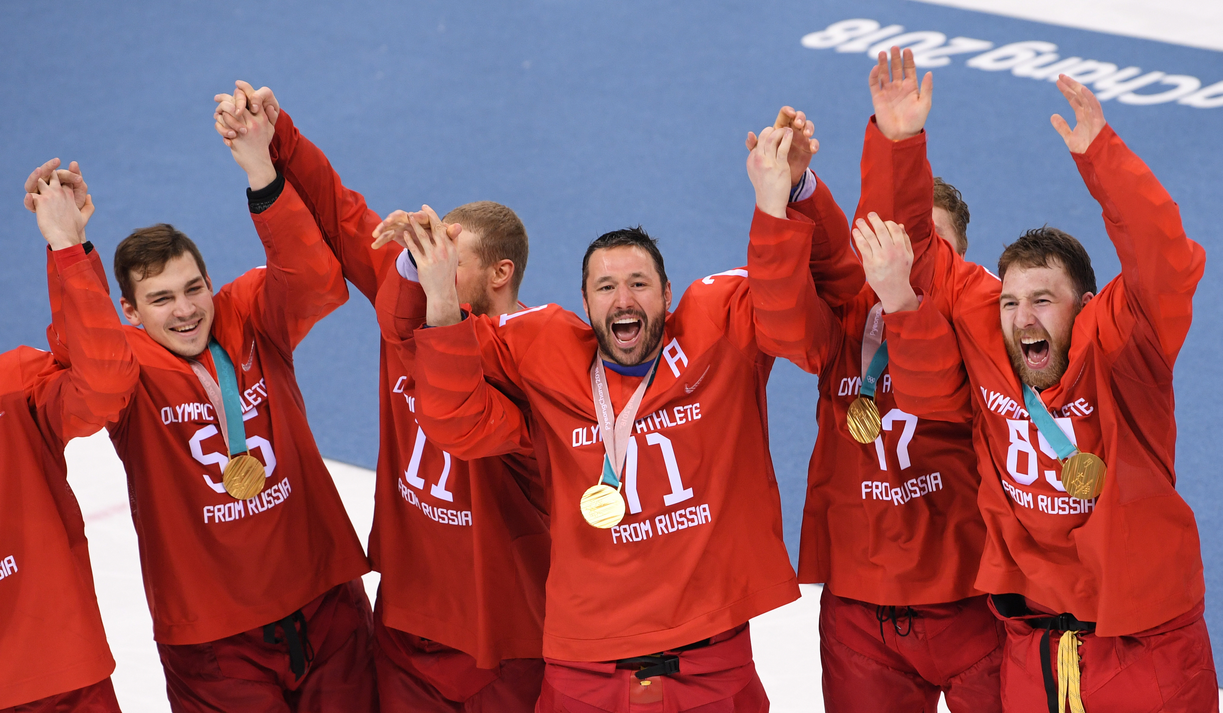 Российские хоккеисты на церемонии награждения. Фото: &copy;РИА Новости/Алексей Филиппов