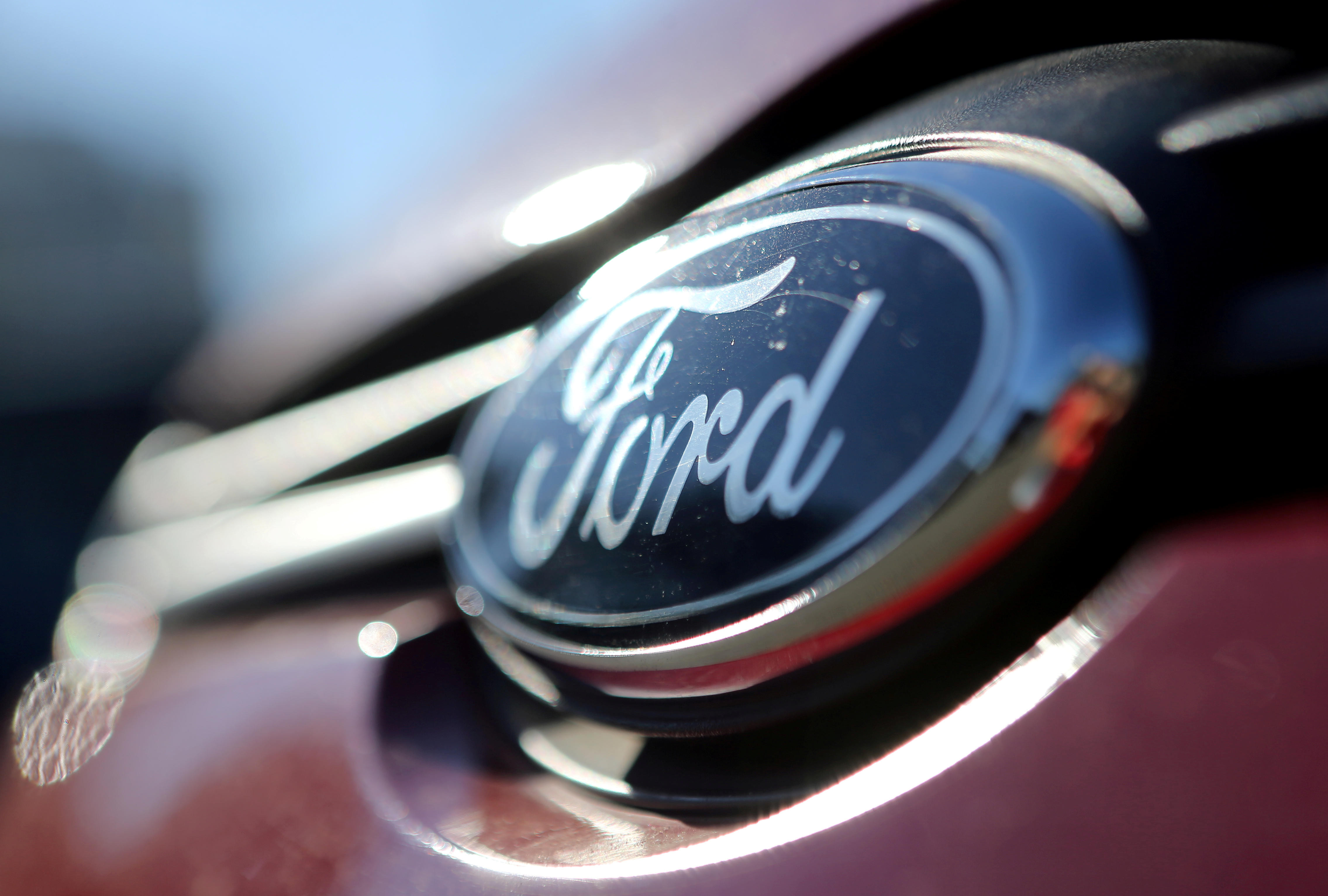 Логотип автомобиля Ford. Фото: &copy;&nbsp;REUTERS/Paulo Whitaker