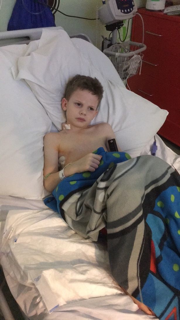 Фото старшего сына Кери, 10-летнего Лео, в больнице. Фото © mirror.co.uk