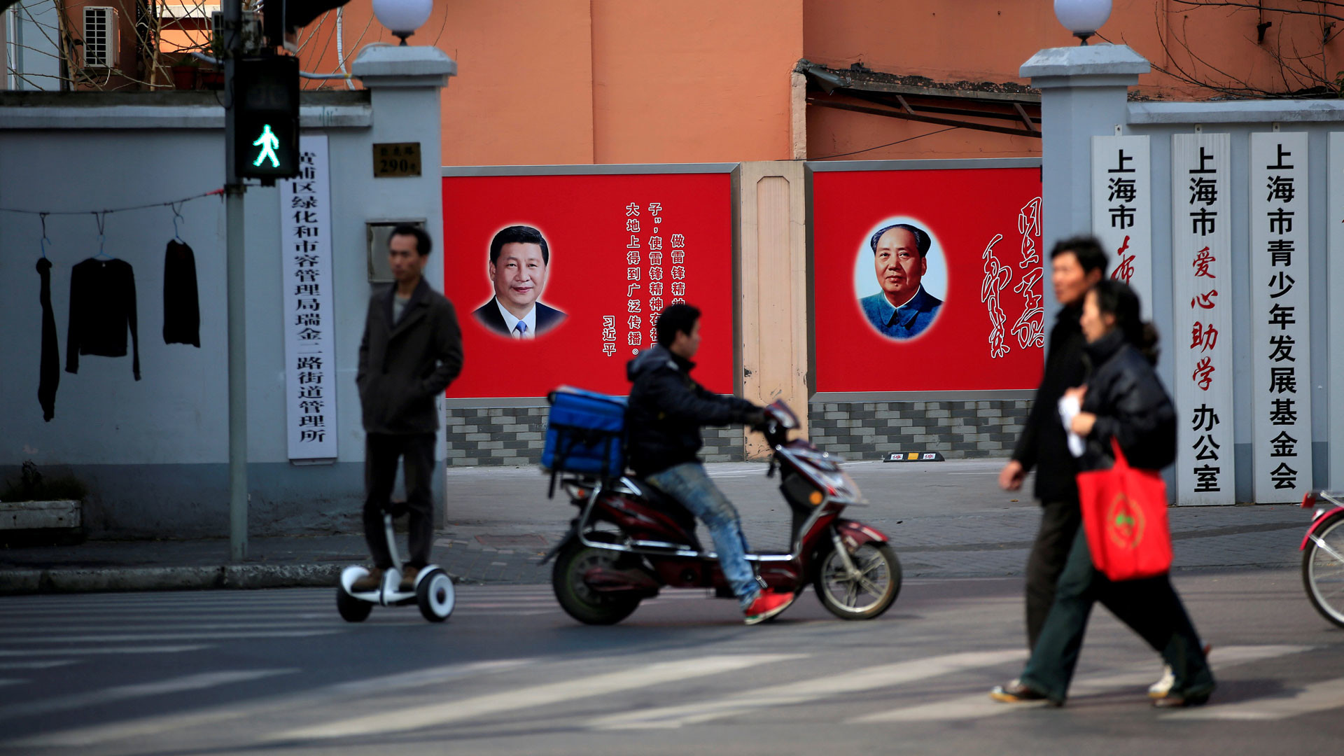 Си Цзиньпин (слева) и Мао Цзэдун (справа) . Фото: © REUTERS/Aly Son