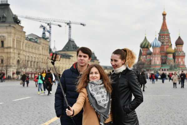 Туристы фотографируются на Красной площади в Москве
Фото:&nbsp;&nbsp;&copy;&nbsp;РИА Новости/Наталья Селиверстова&nbsp;