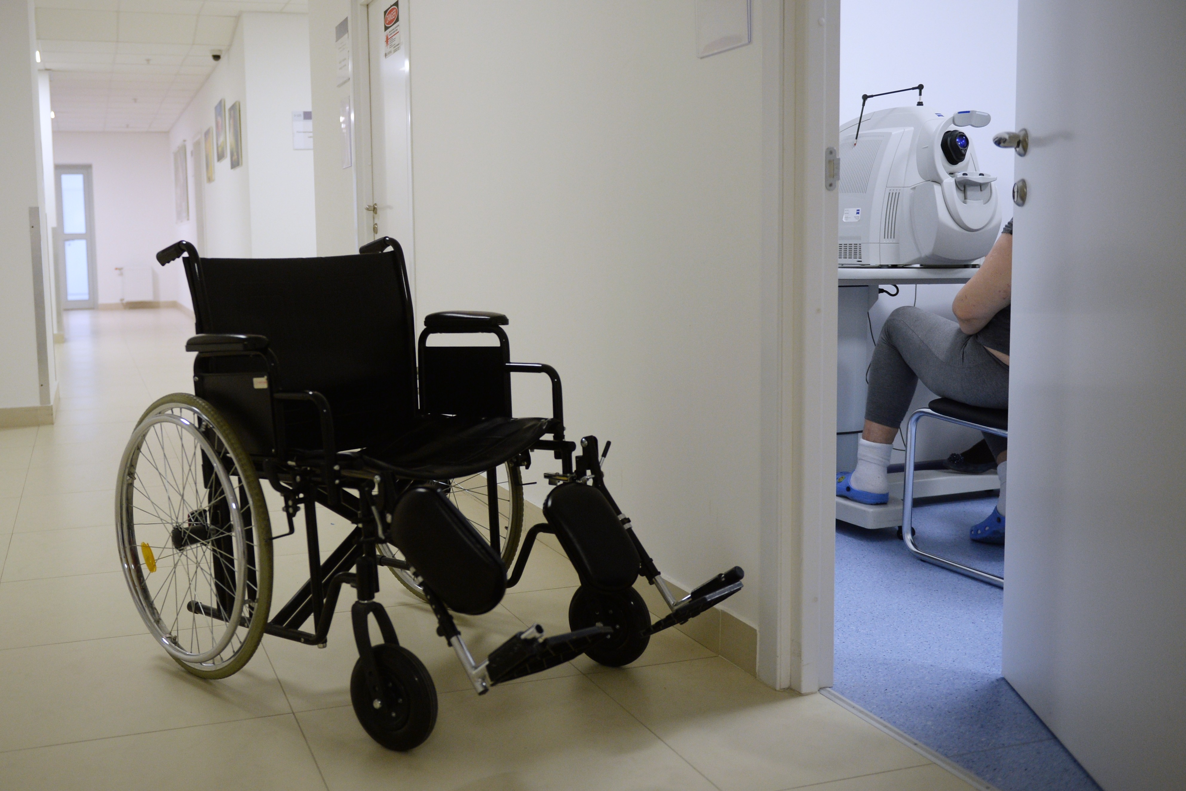 Центр здоровья инвалиды. Средства реабилитации для инвалидов. Коляска для инвалидов. Коляска детская для инвалидов в больнице. Инвалид на инвалидной коляске.