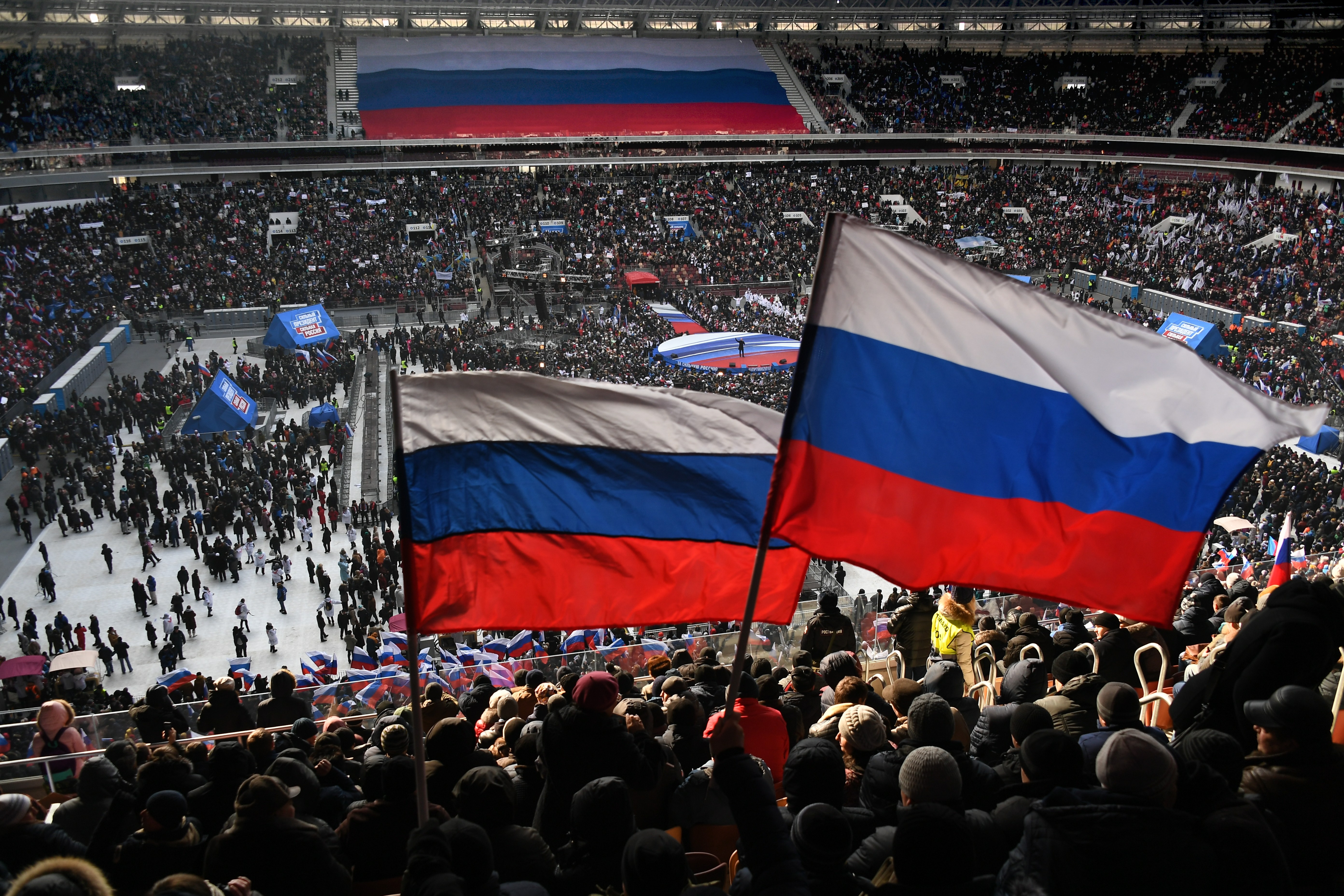 Россия будет сильнее. Российский флаг на стадионе. Трибуны флаги. Трибуны с российскими флагами. Митинг с флагами.