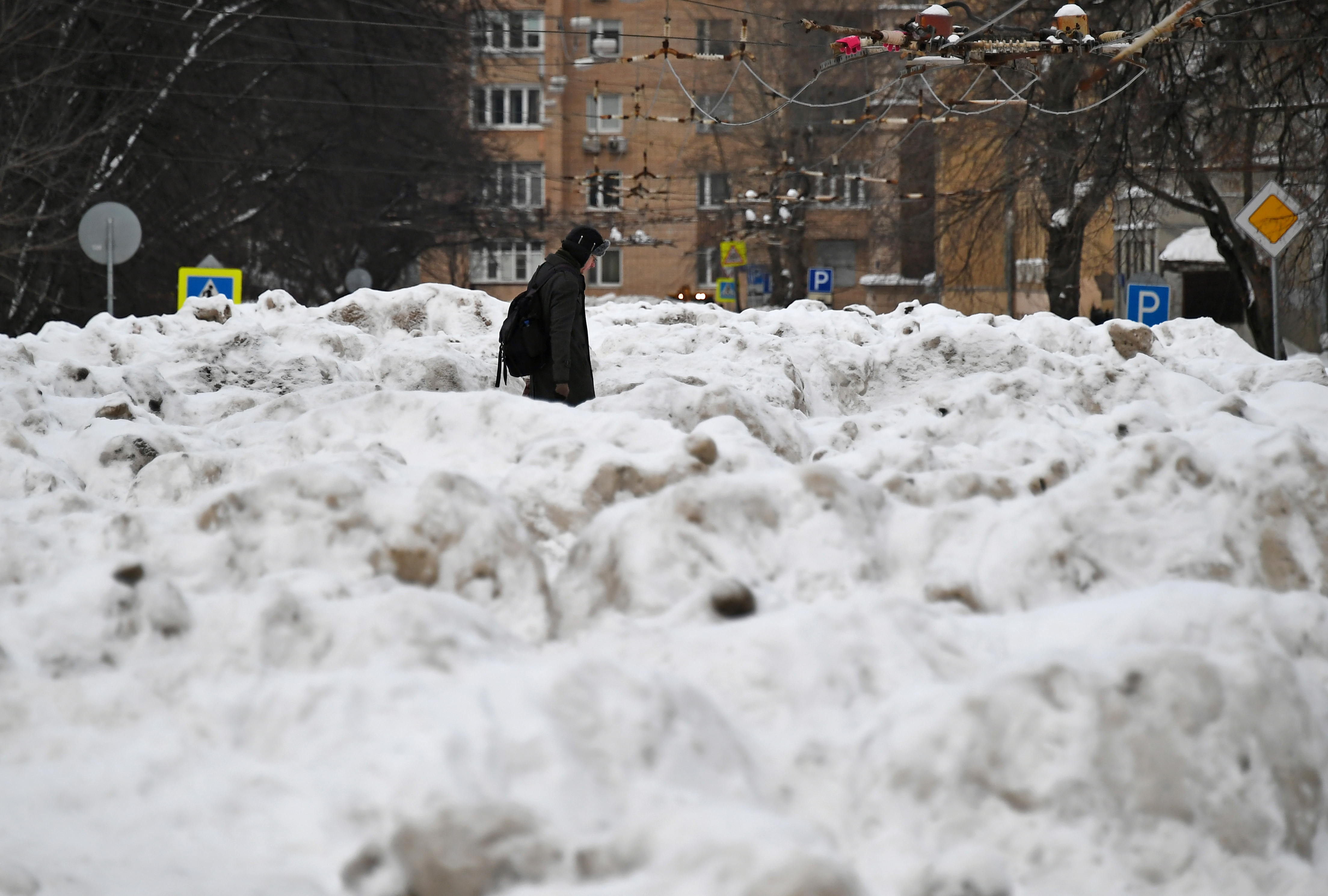 Сегодня снежком. Много снега в Москве. Сугробы в Москве. Снежные сугробы в Москве. Снег в Москве.