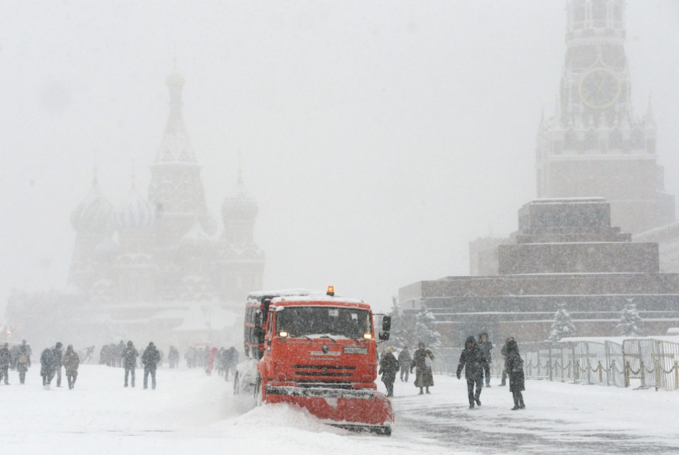 Снегоуборочная техника коммунальных служб на Красной площади в Москве. Фото: &copy;РИА Новости/Илья Питалев