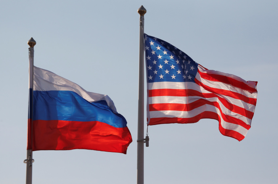 Государственные флаги России и США. Фото: &copy; REUTERS/Maxim Shemetov



