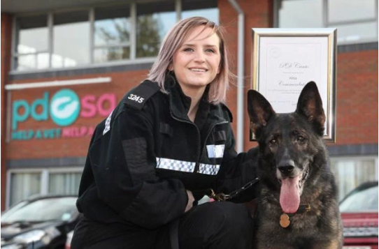 Офицер Эмма Ворралл со своей служебной собакой Канто
 Фото: &copy; благотворительная ветеренарная организация Великобритании PDSA