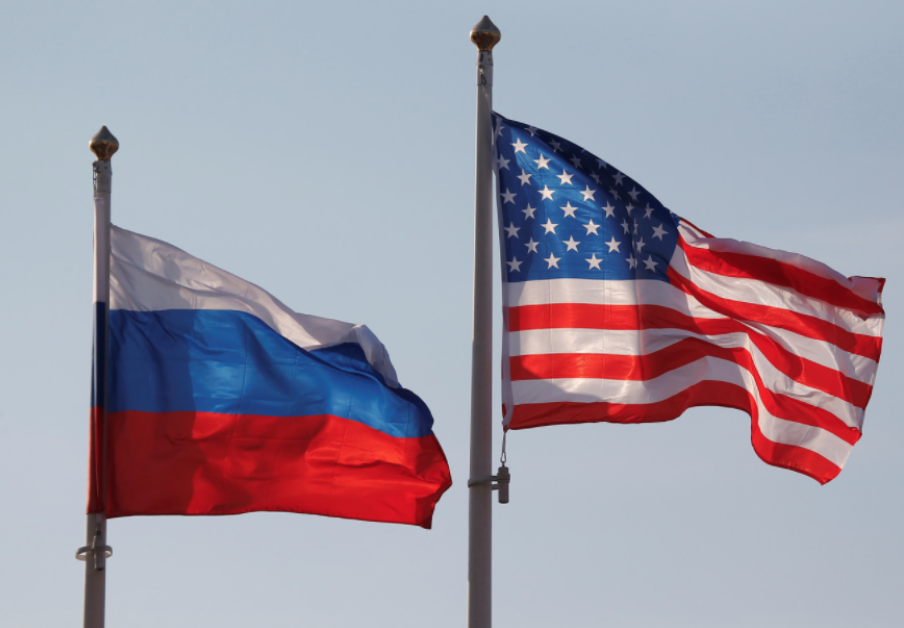Государственные флаги России и США. Фото: &copy; REUTERS/Maxim Shemetov





