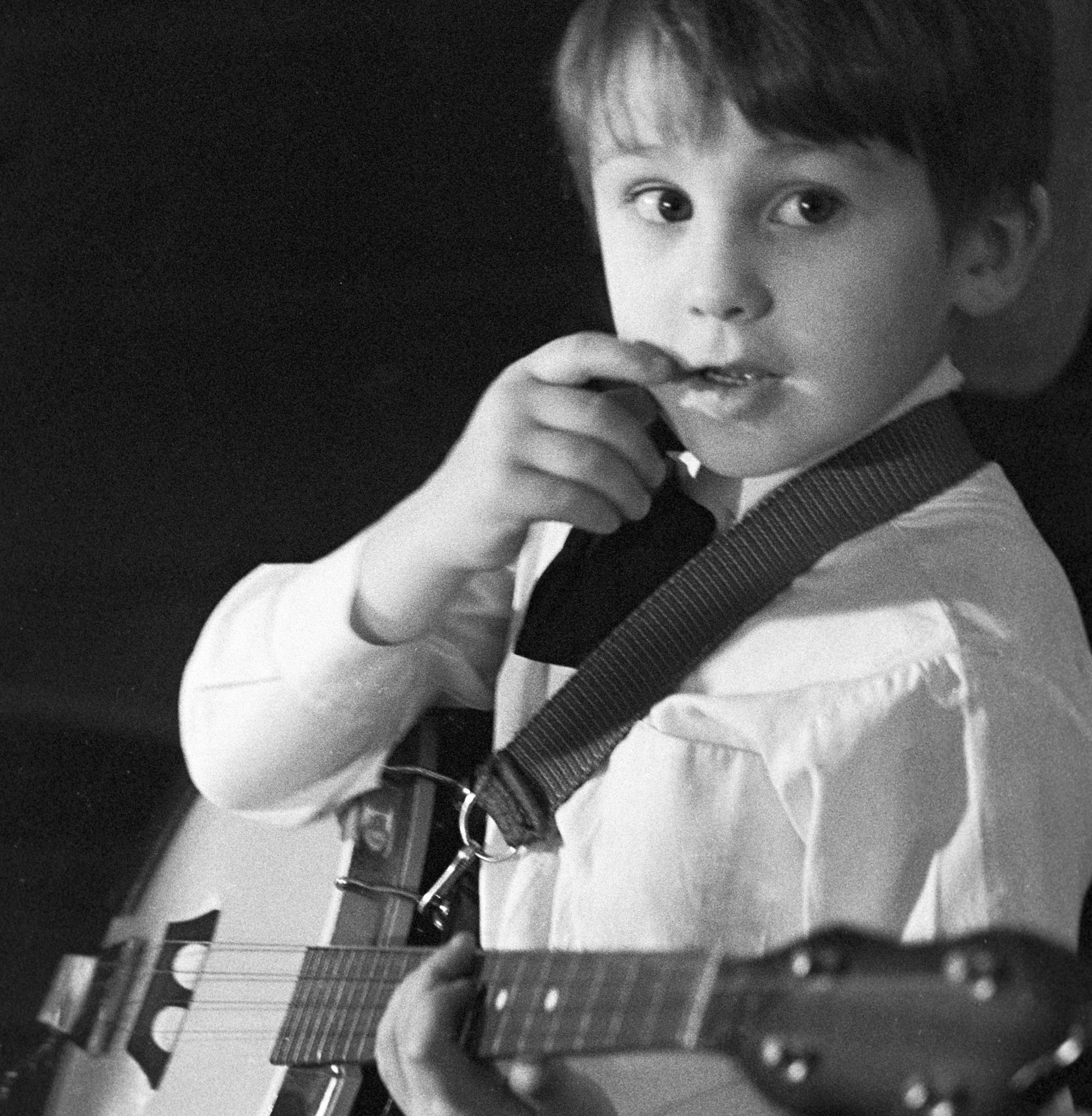 Младший из братьев Овечкиных играет на банджо. Фото © РИА "Новости" / Пётр Малиновский