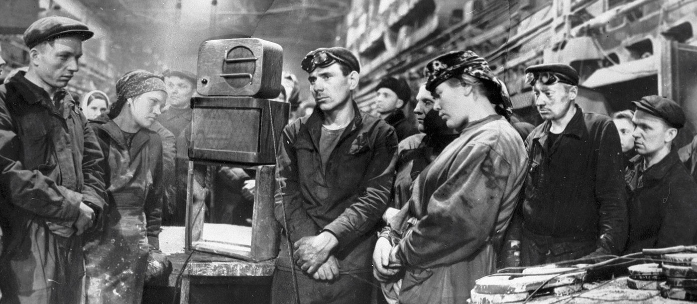 Рабочие завода "Динамо" слушают сообщение о смерти Иосифа Сталина. Фото: © РИА "Новости"