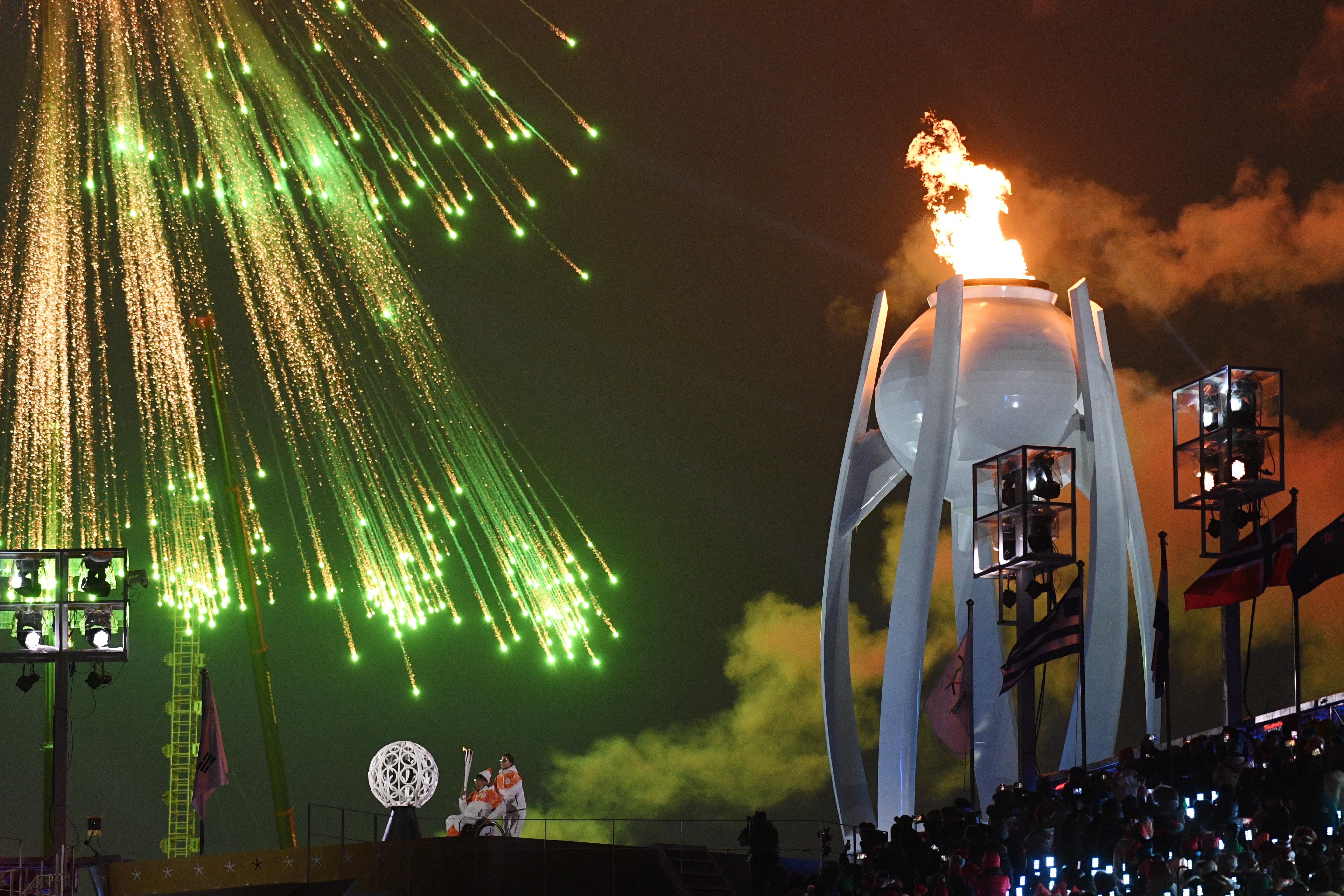 Зажжение олимпийского огня в чаше на церемонии открытия XII зимних Паралимпийских игр в Пхенчхане. Фото: &copy;РИА Новости/Григорий Сысоев&nbsp;