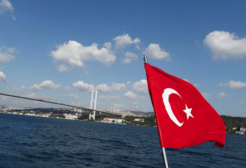 Турецкий флаг на фоне пролива Босфор. Фото: &copy;&nbsp;REUTERS/Osman Orsal