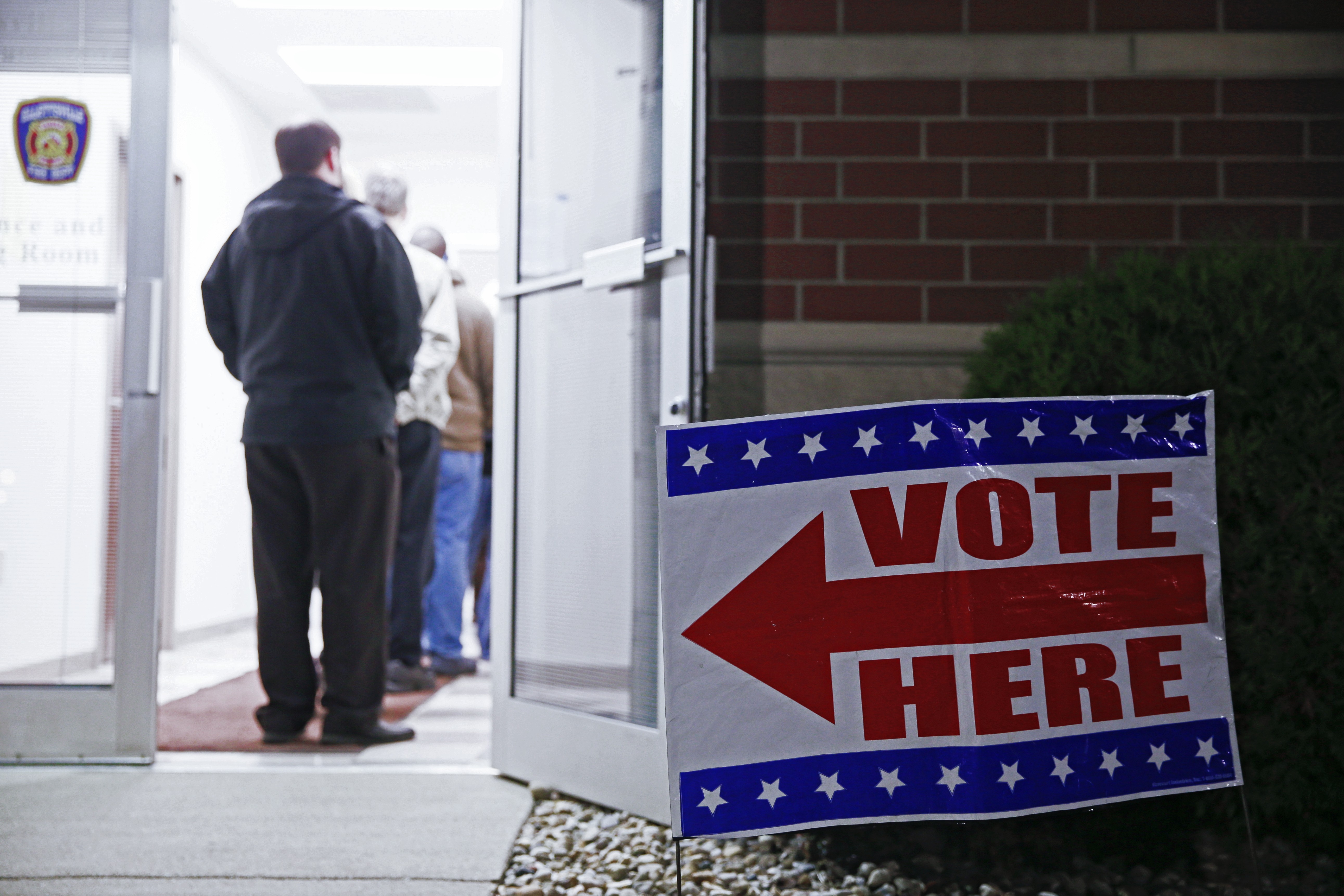 "Голосовать здесь" - указатель около избирательного участка во время выборов президента США.&nbsp;Фото &copy; РИА Новости
