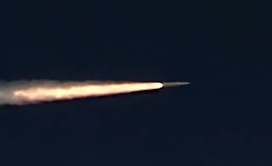 &copy; Кадр из видео Минобороны РФ о пуске ракеты комплекса "Кинжал"