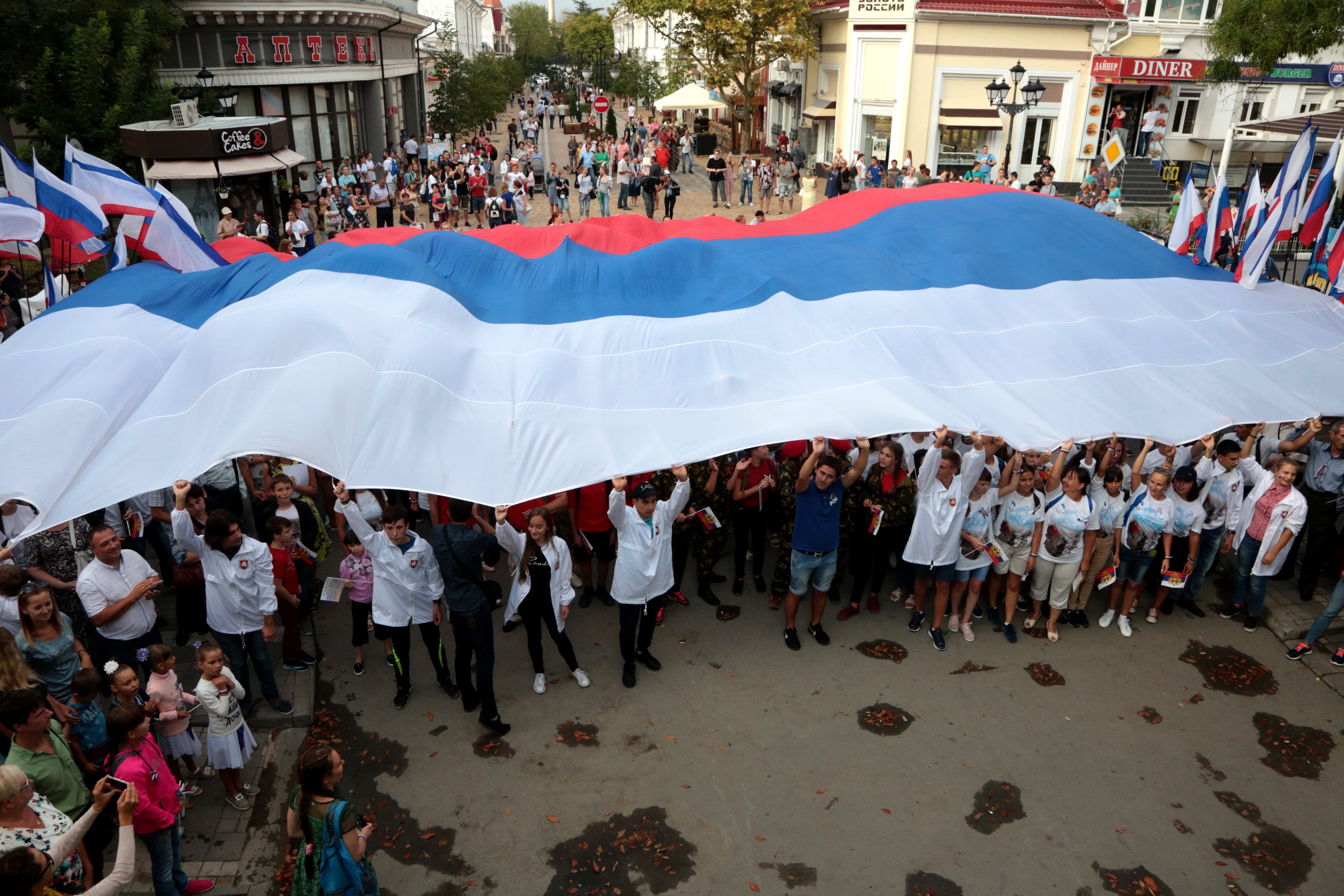 Участники празднования Дня Государственного флага Российской Федерации в Симферополе



Фото: &copy; РИА Новости/&nbsp;Макс Ветров









