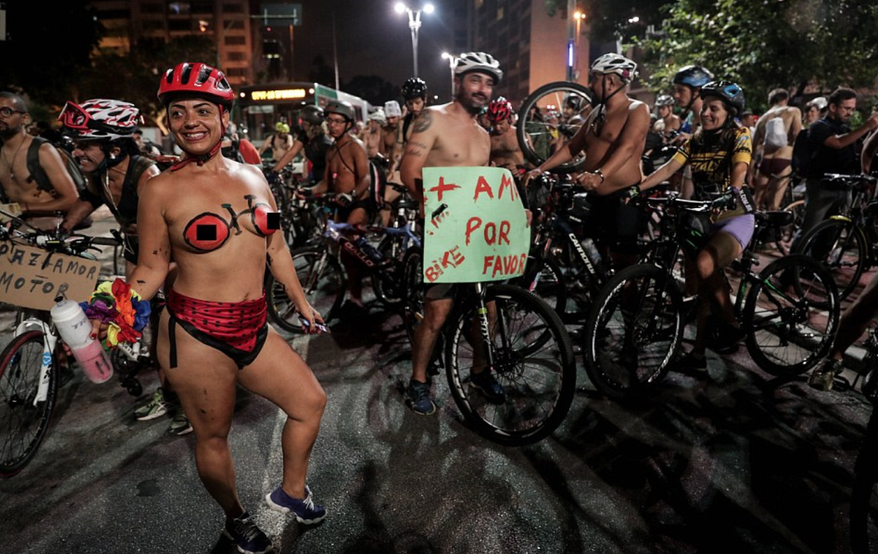 Велосипедисты устроили "голый" бунт против агрессивных водит