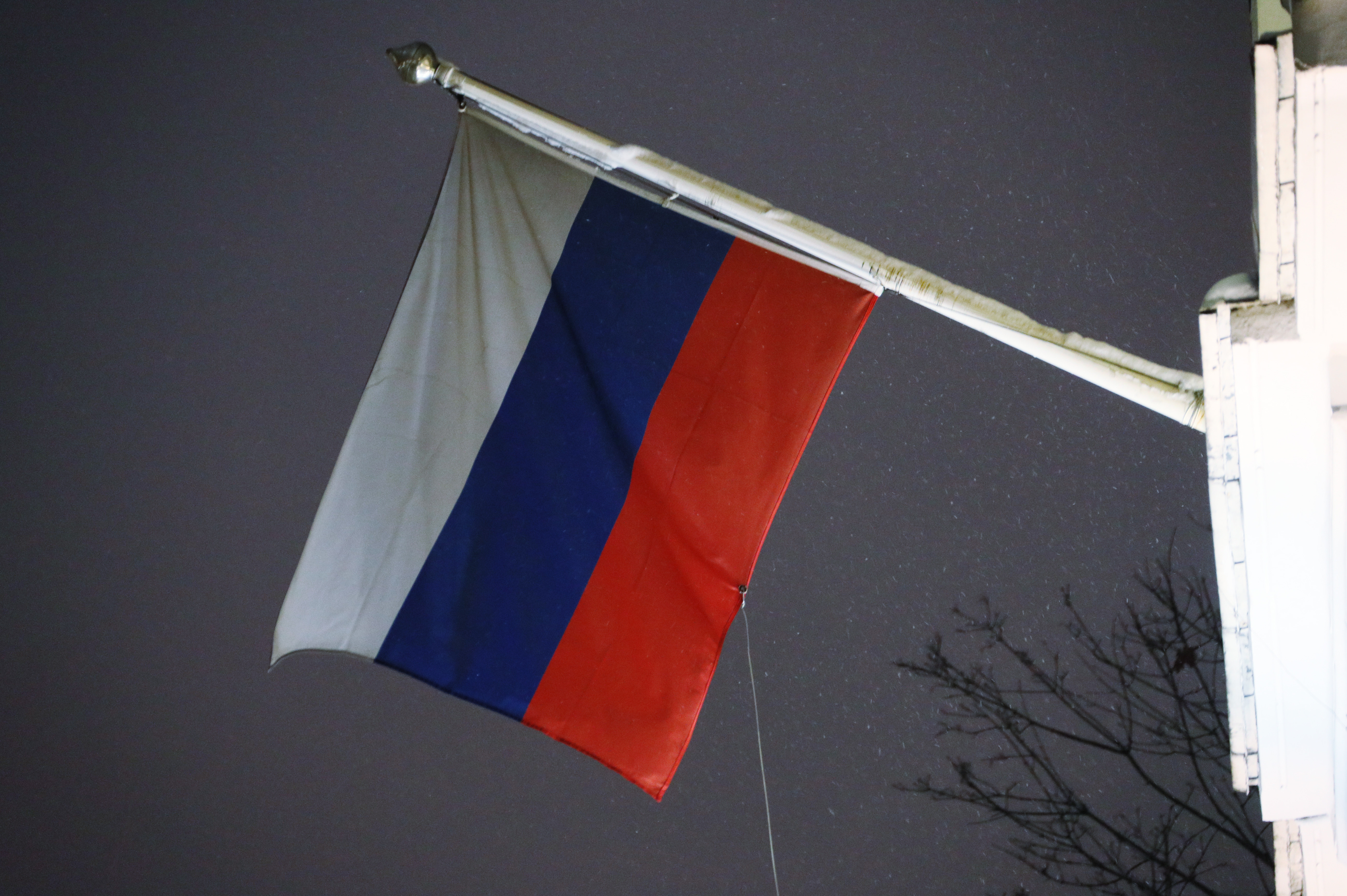 Как вешаются флаги. Флаг для съемки. Снимание флага с флагштока первая мировая. Флаг на посольстве Кении в Москве. Как правильно вешать флаги России и Москвы на зданиях фото.