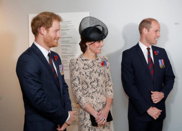 Принц Гарри, герцогиня Кейт Миддлтон и принц Уильям. Фото: © REUTERS