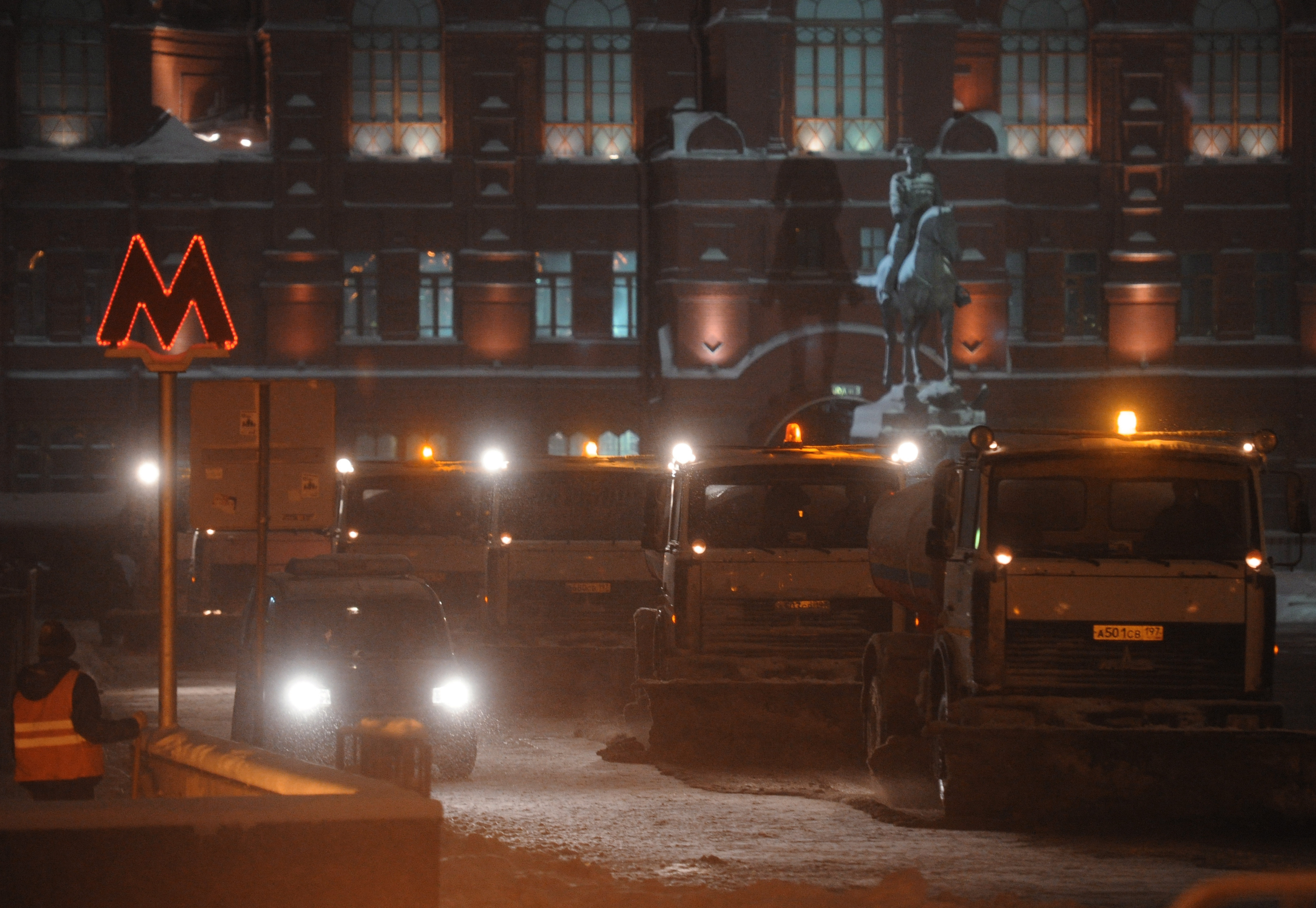 Автомобили коммунальной службы убирают снег в Москве. Фото: &copy;РИА Новости/Григорий Сысоев