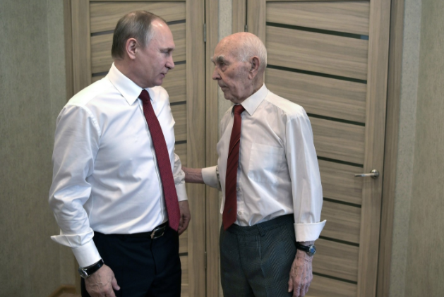 Владимир Путин и Лазарь Матвеев
Фото: &copy;РИА Новости/Алексей Никольский