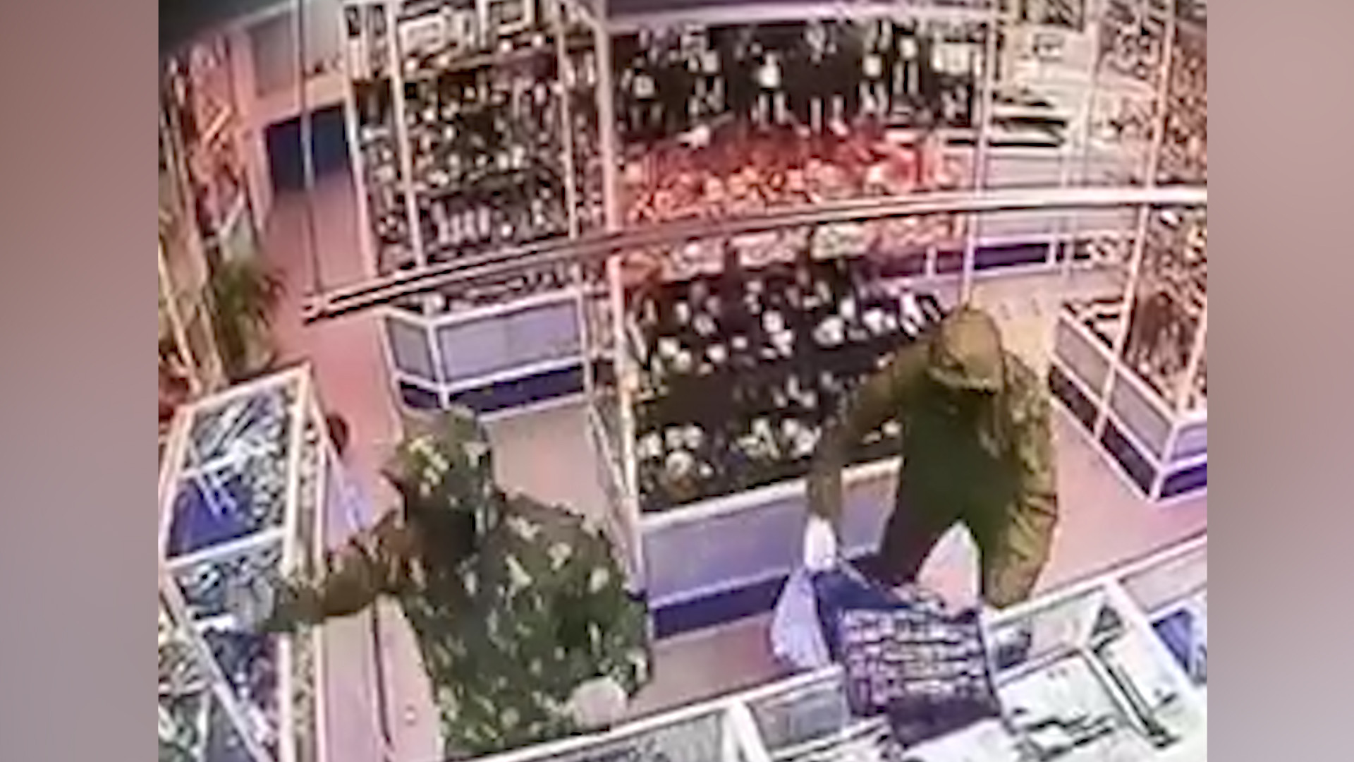 Ювелирный черногорск. Ограбление ювелирного магазина. Ограбление магазина камера видеонаблюдения. Ограбление ювелирного магазина картинка. Ограбление ювелирного магазина в Стародубе видео.