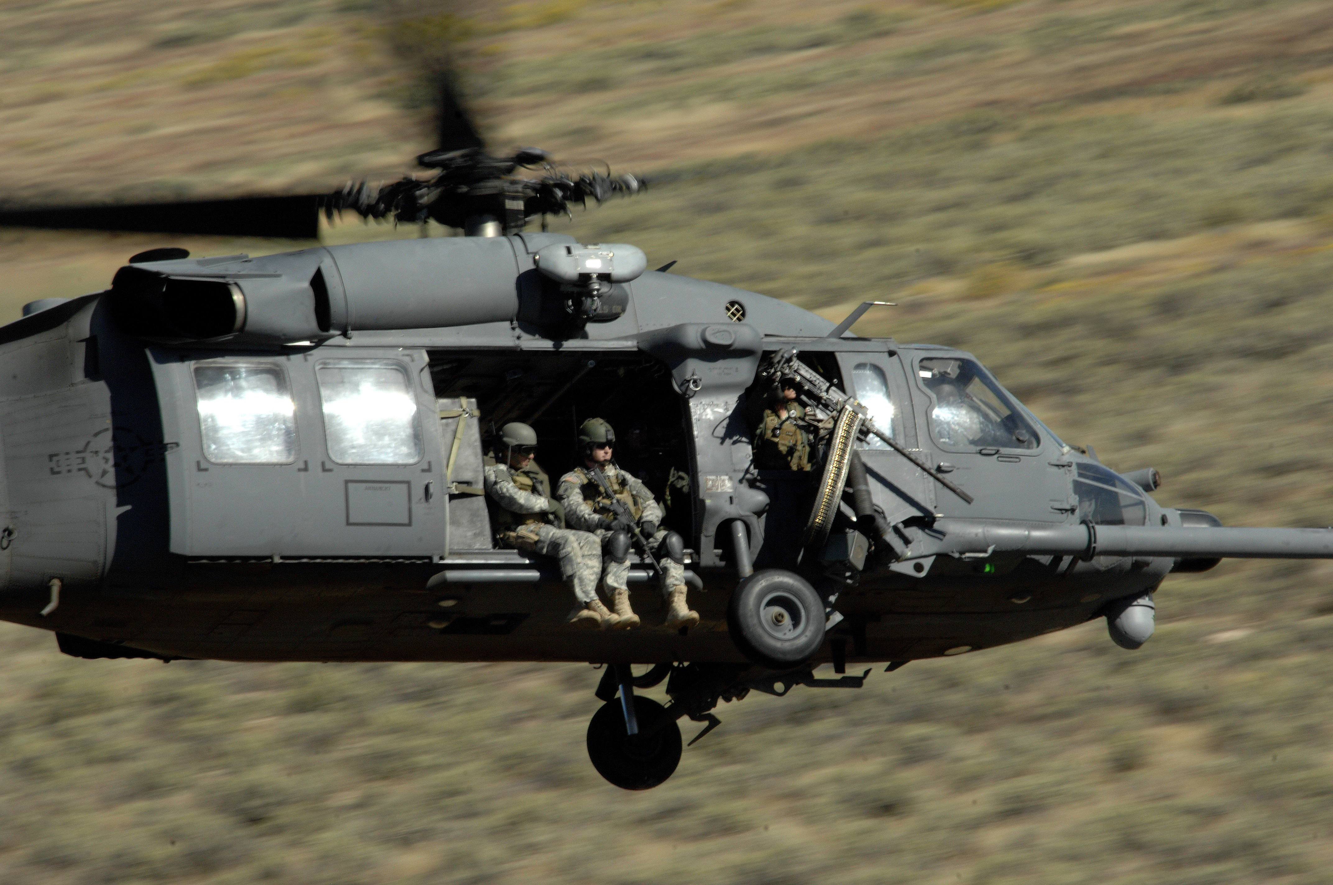 Американские военные вертолеты. Вертолет HH-60g Pave Hawk. HH 60 Black Hawk вооружение. HH 60 Pave Hawk вооружение.