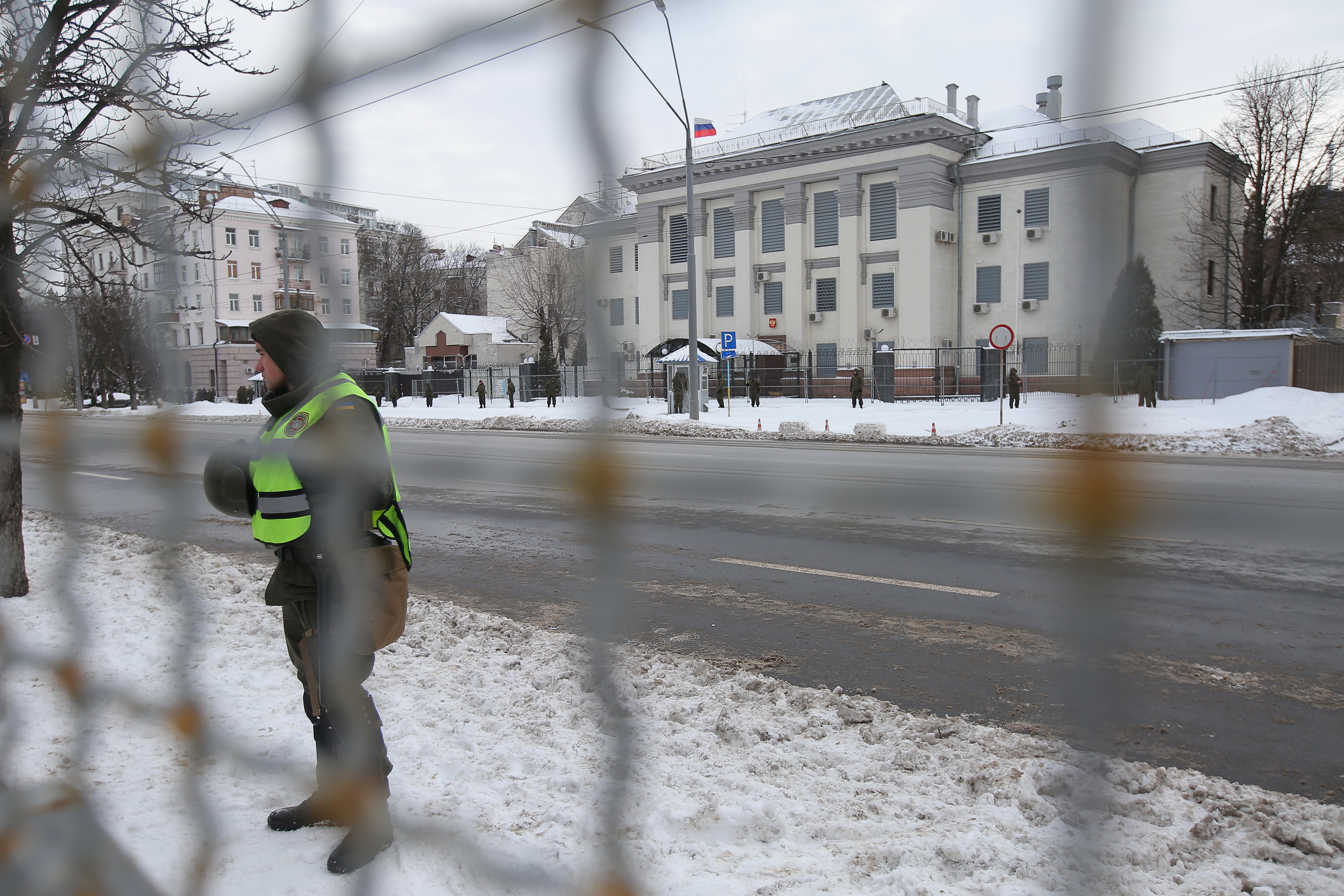 Сотрудники МВД Украины блокируют здание посольства РФ в Киеве.&nbsp;Фото &copy; РИА Новости