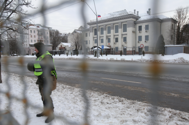 Сотрудники МВД Украины блокируют здание посольства РФ в Киеве.&nbsp;Фото &copy; РИА Новости&nbsp;