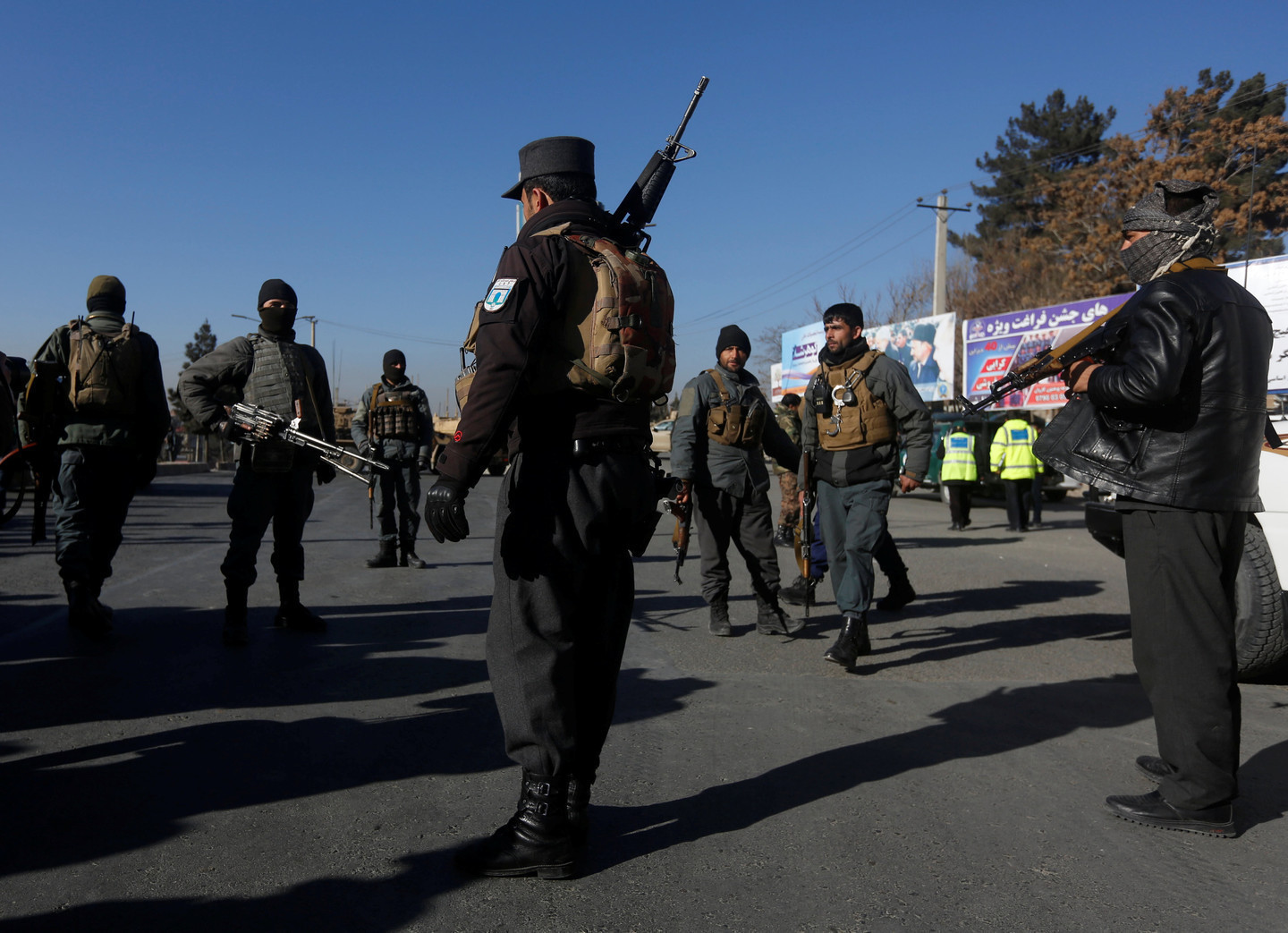 Афганские полицейские и военные. Фото: &copy;REUTERS/OMAR SOBHANI


