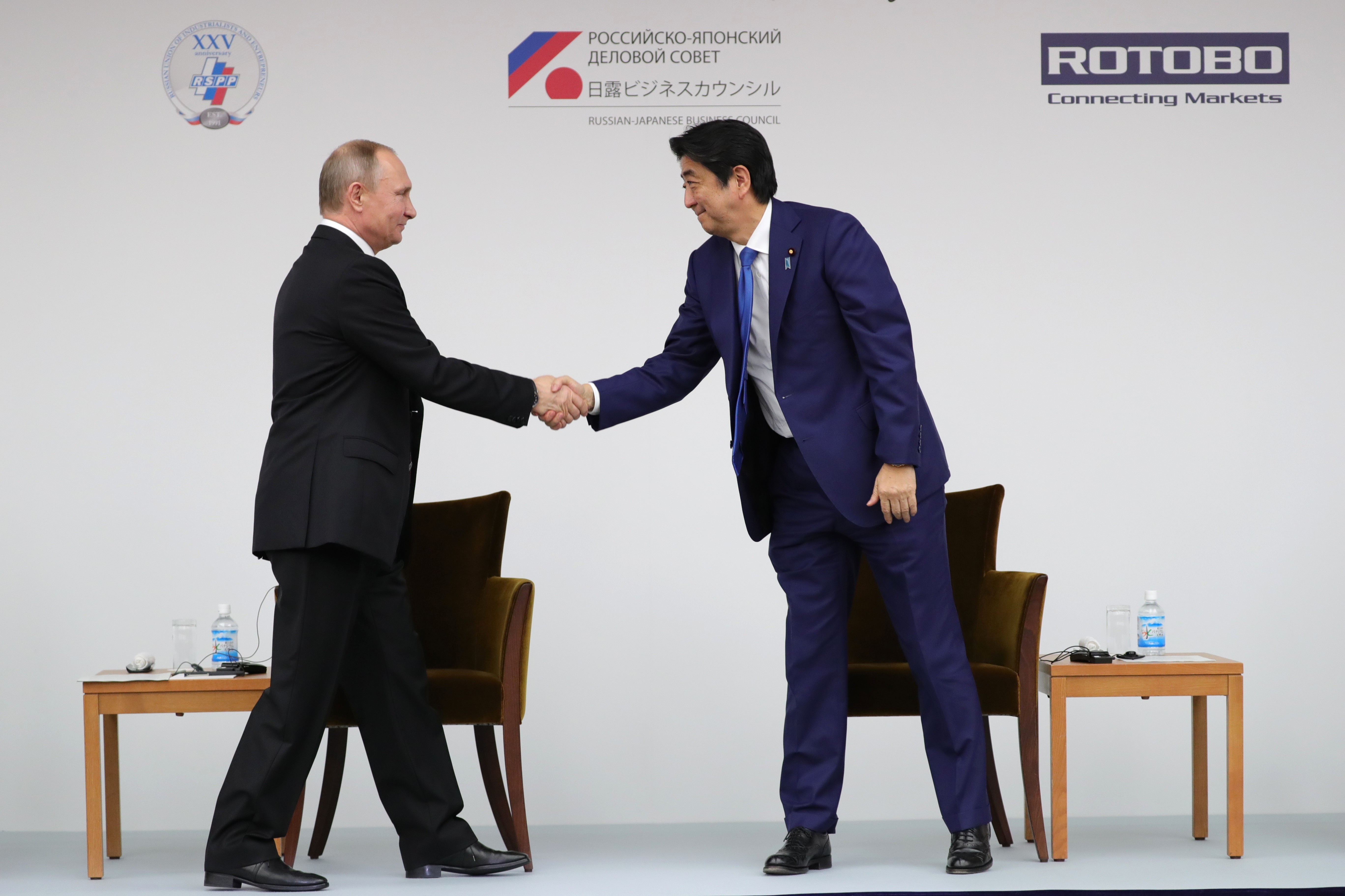 Президент РФ Владимир Путин и премьер-министр Японии Синдзо Абэ (справа). Фото: &copy; РИА Новости/Михаил Климентьев