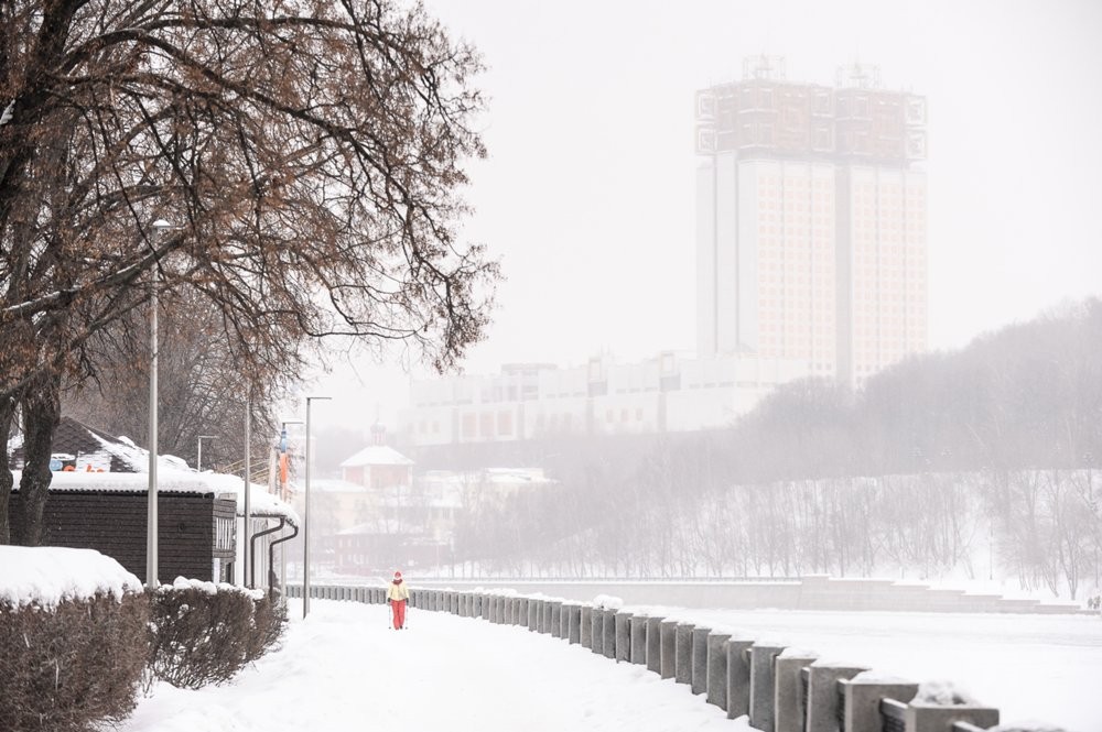 Московское время на черном фоне