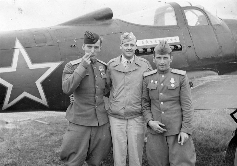 Американский и советские пилоты рядом с истребителем Bell P-39 Airacobra Фото: &copy; Государственный музей ВВС США