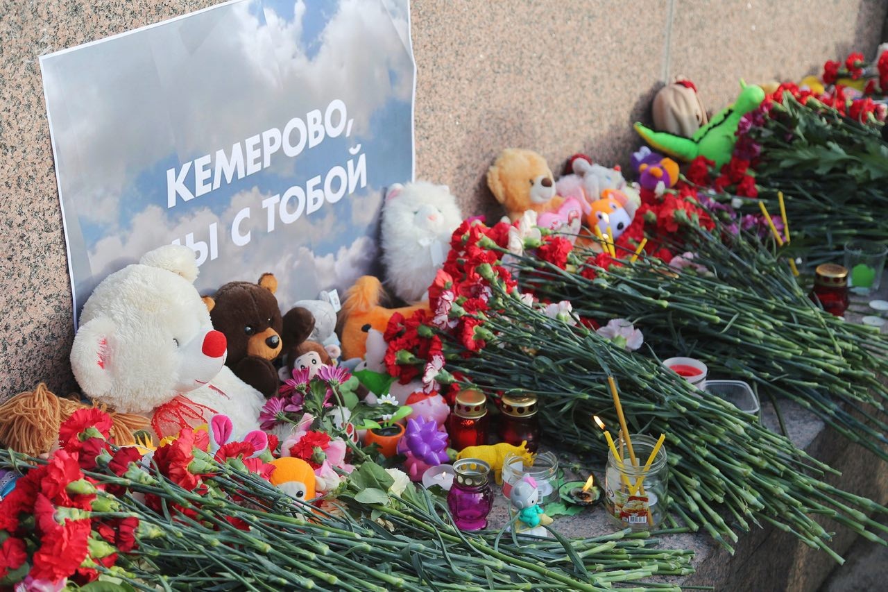 Стихийный мемориал в Великом Новгороде, созданный местными жителями в память о жертвах пожара в Кемерове. Фото: &copy;L!FE