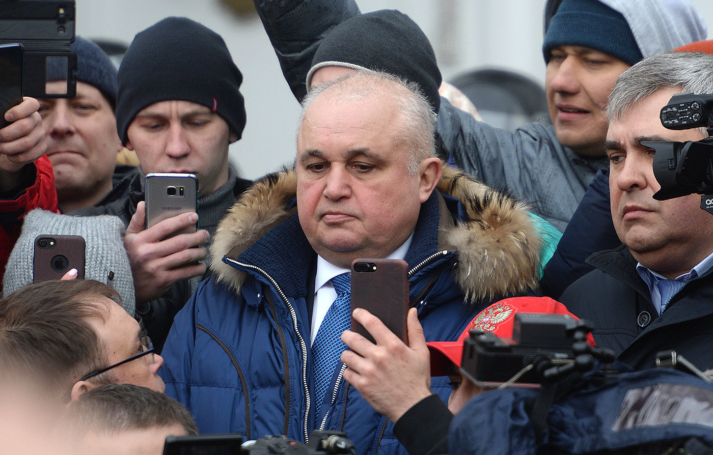 Вице-губернатор Кемеровской области Сергей Цивилев (в центре). Фото: © РИА Новости/Александр Кряжев