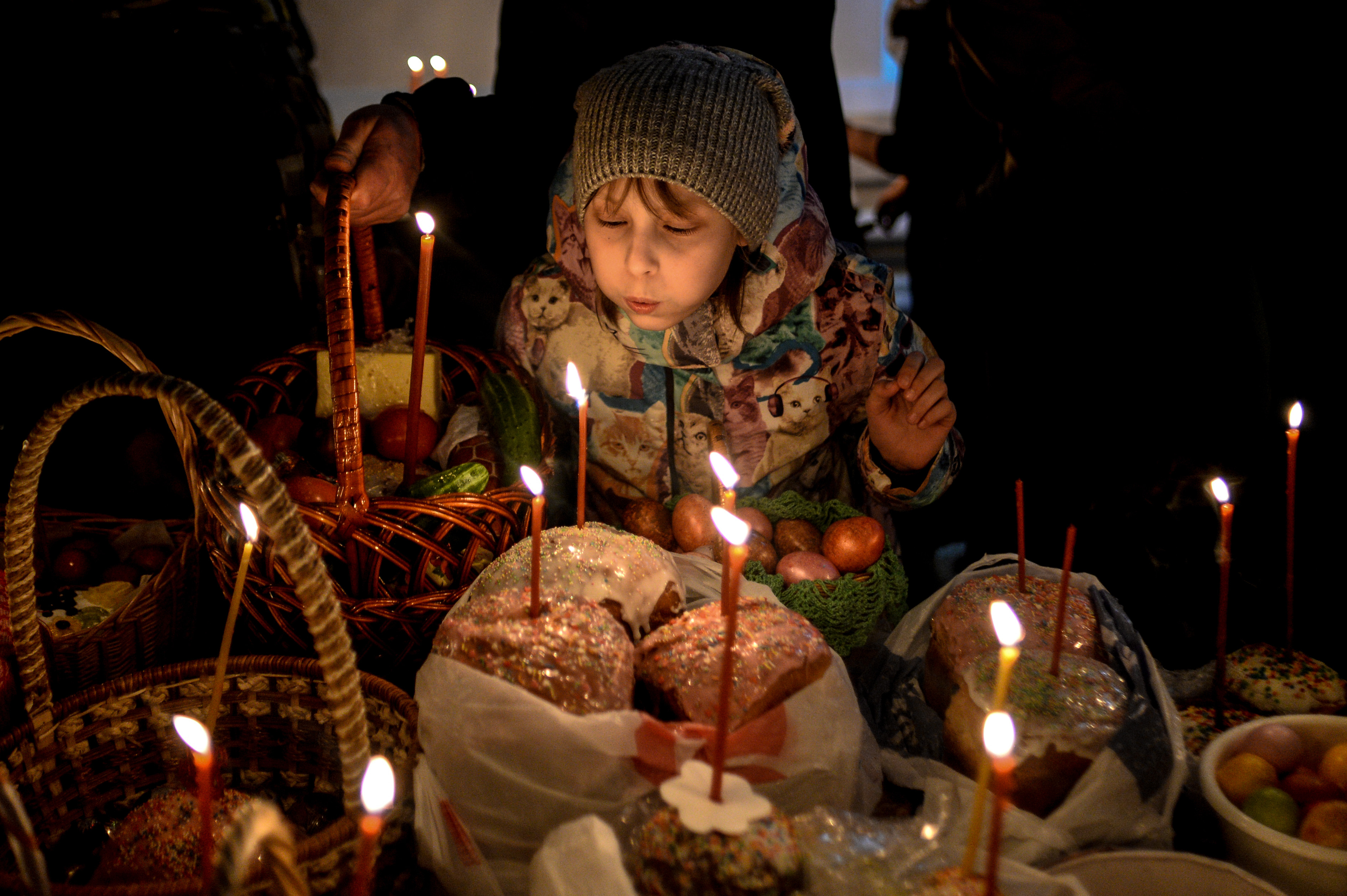 <p><span>Девочка задувает свечу во время пасхальной службы в Варлаамо-Хутынском Спасо-Преображенском женском монастыре.&nbsp;</span></p>
<p><span>Фото: &copy; РИА Новости/</span><span>&nbsp;Константин Чалабов</span></p>