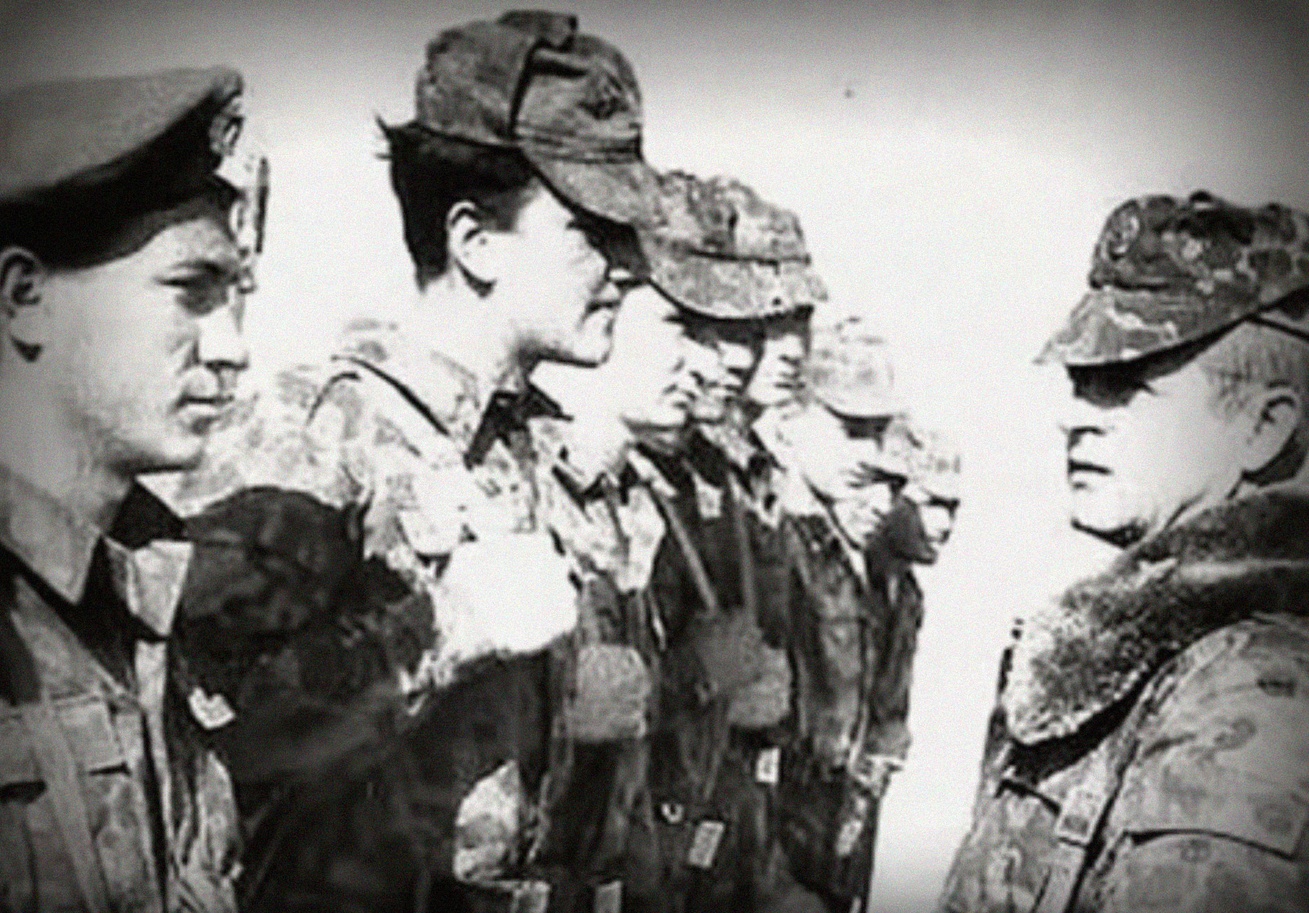 Справа полковник Квачков. Бойцы 15-й бригады специального назначения ГРУ. Скриншот видео MEXAHIZM