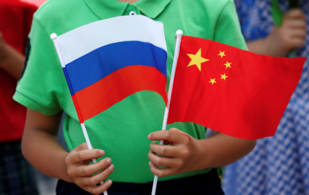 Флаги России и Китая. Фото: &copy; REUTERS/Kim Kyung-Hoon&nbsp;