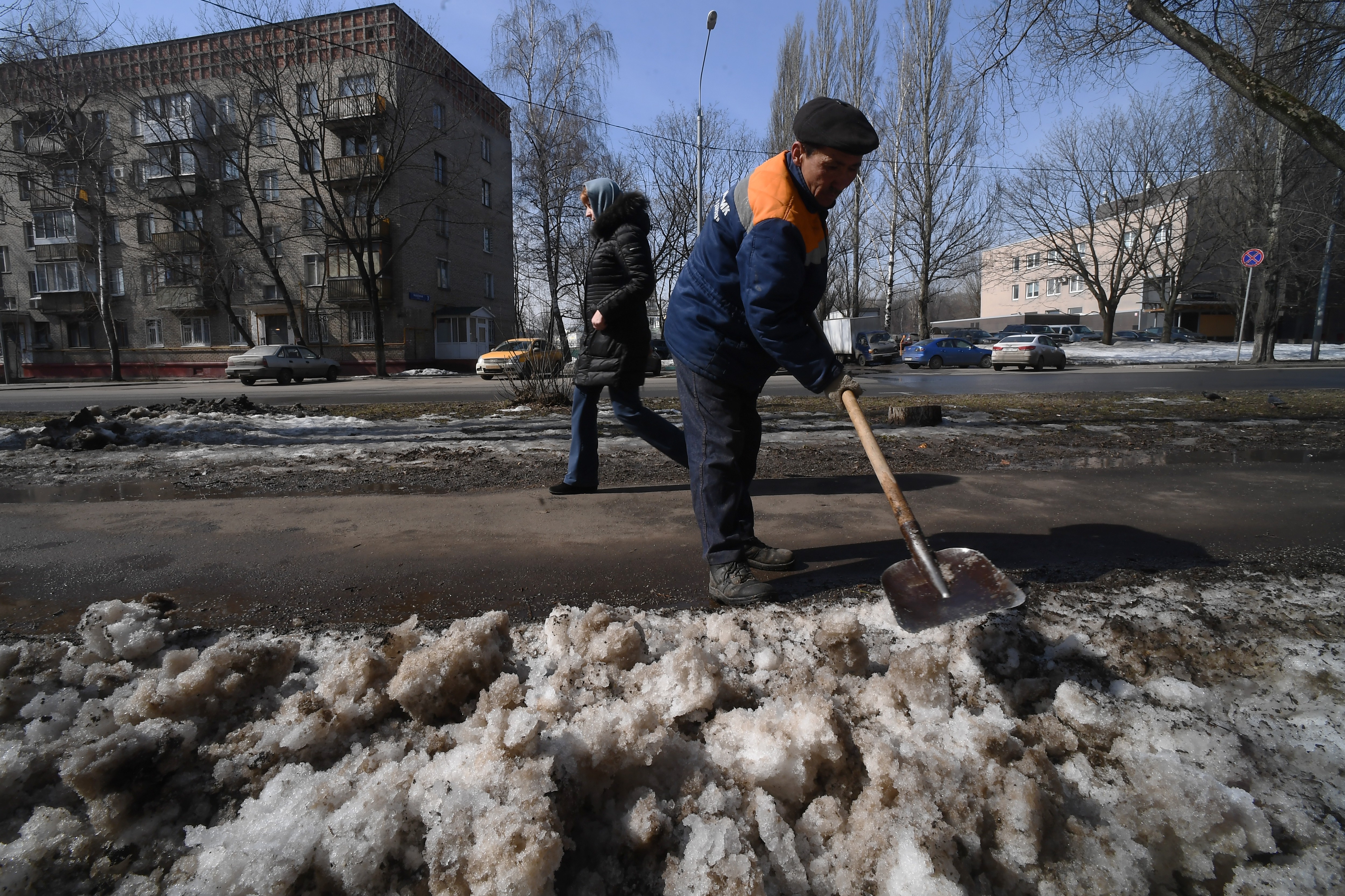 Сотрудник коммунальных служб убирает снег на юго-востоке Москвы. Фото: &copy;РИА Новости/Евгений Одиноков