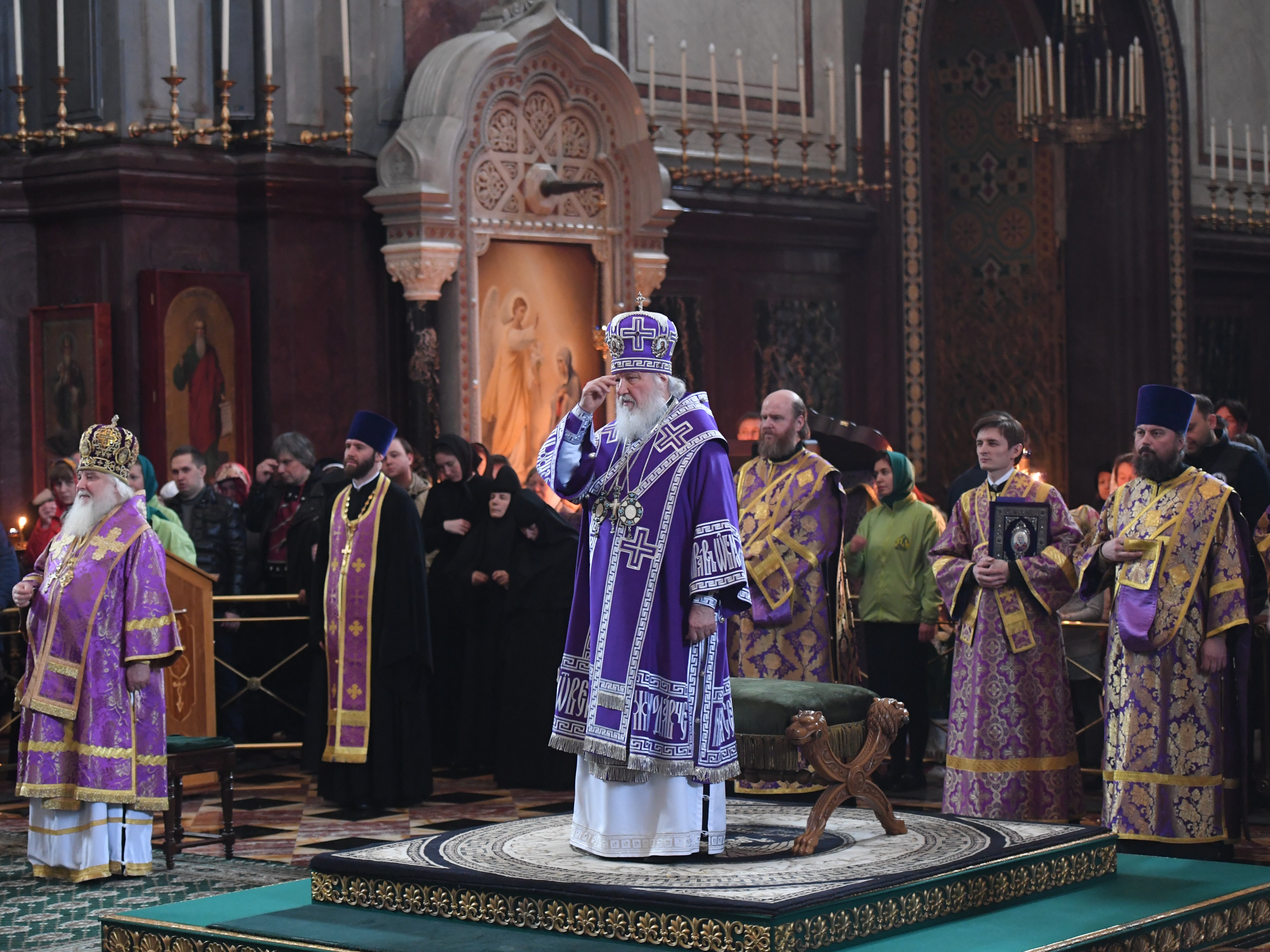 Богослужение в Страстную субботу в храме Христа Спасителя. Фото: © РИА Новости / Евгений Биятов
