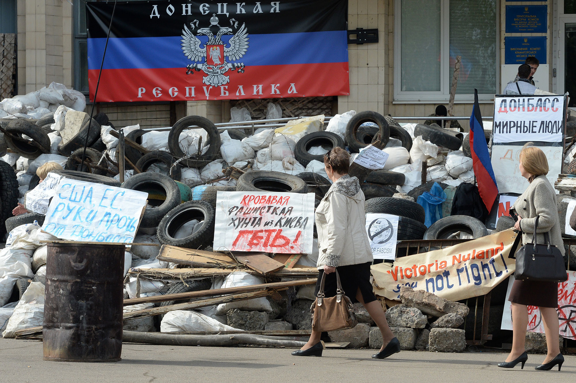 Баррикады у входа в здание горсовета в Краматорске, 22 апреля 2014 года. Фото: © РИА Новости / Михаил Воскресенский