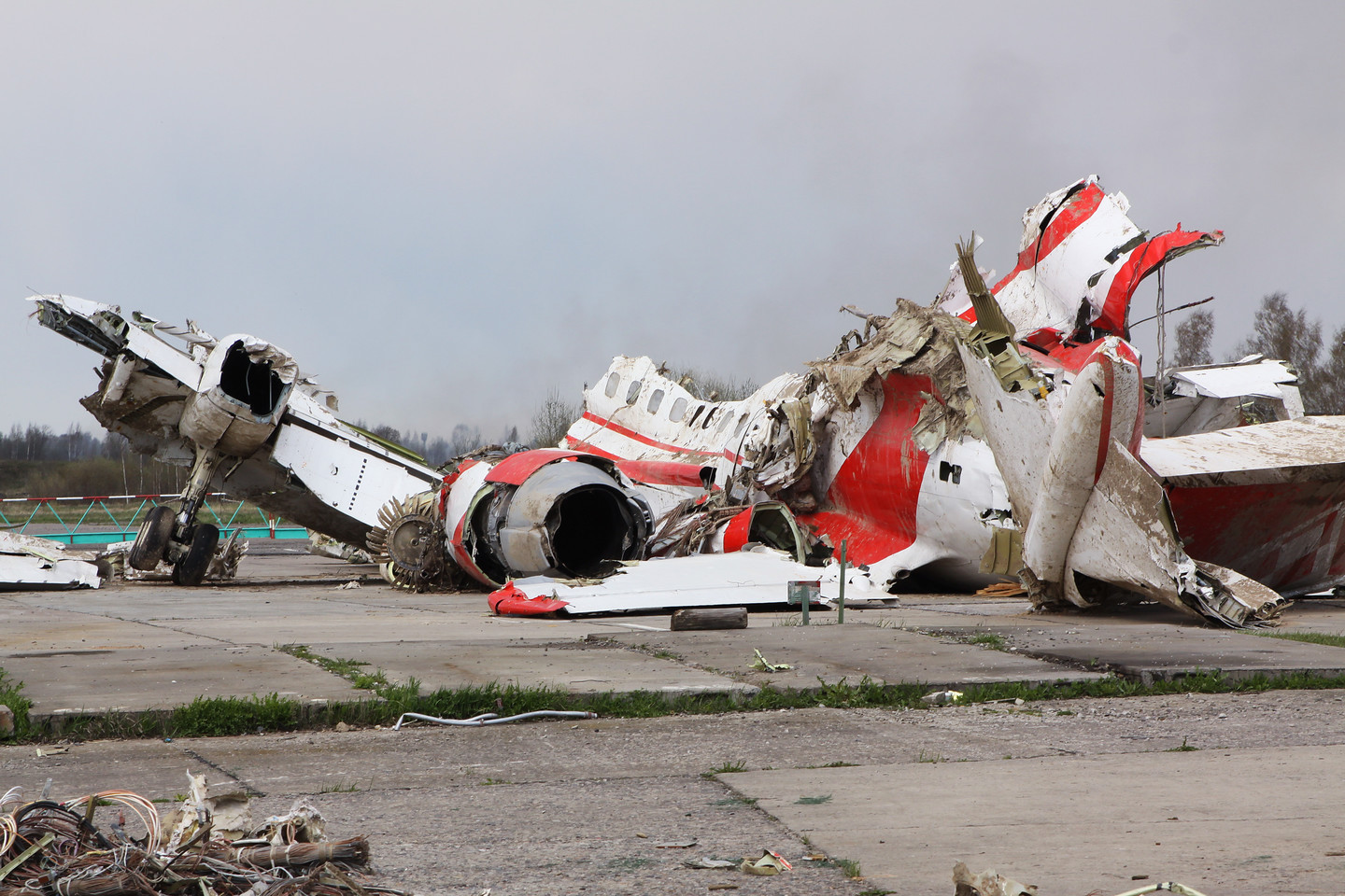 Обломки польского правительственного самолета Ту-154 на охраняемой площадке аэродрома в Смоленске. Фото &copy; РИА Новости/Олег Минеев