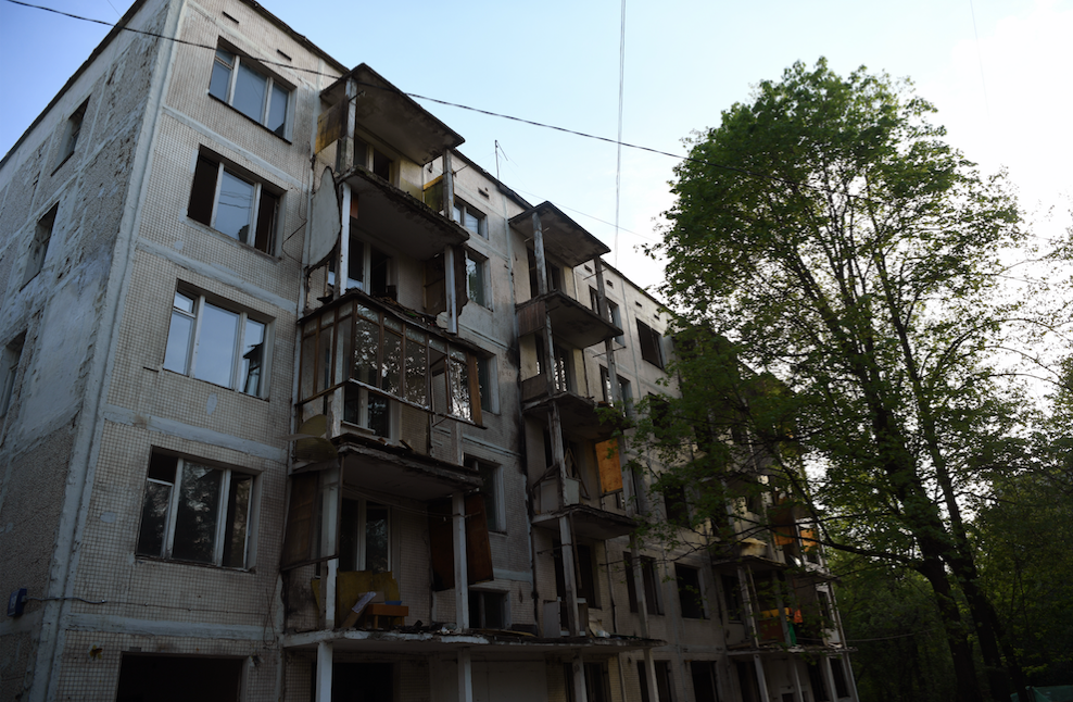 Нова программа по расселению жилья. Ветхое жилье в Москве. Аварийное здание. Аварийные хрущевки. Старая пятиэтажка.