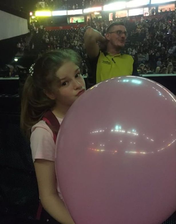 Фото © Соцсети / Амелия на концерте Арианы Гранде в Манчестере, где вскоре произошёл теракт