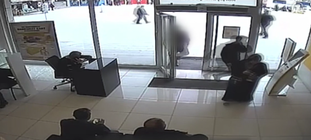 Подозреваемого в убийстве посла РФ Карлова выследили по камерам — видео
