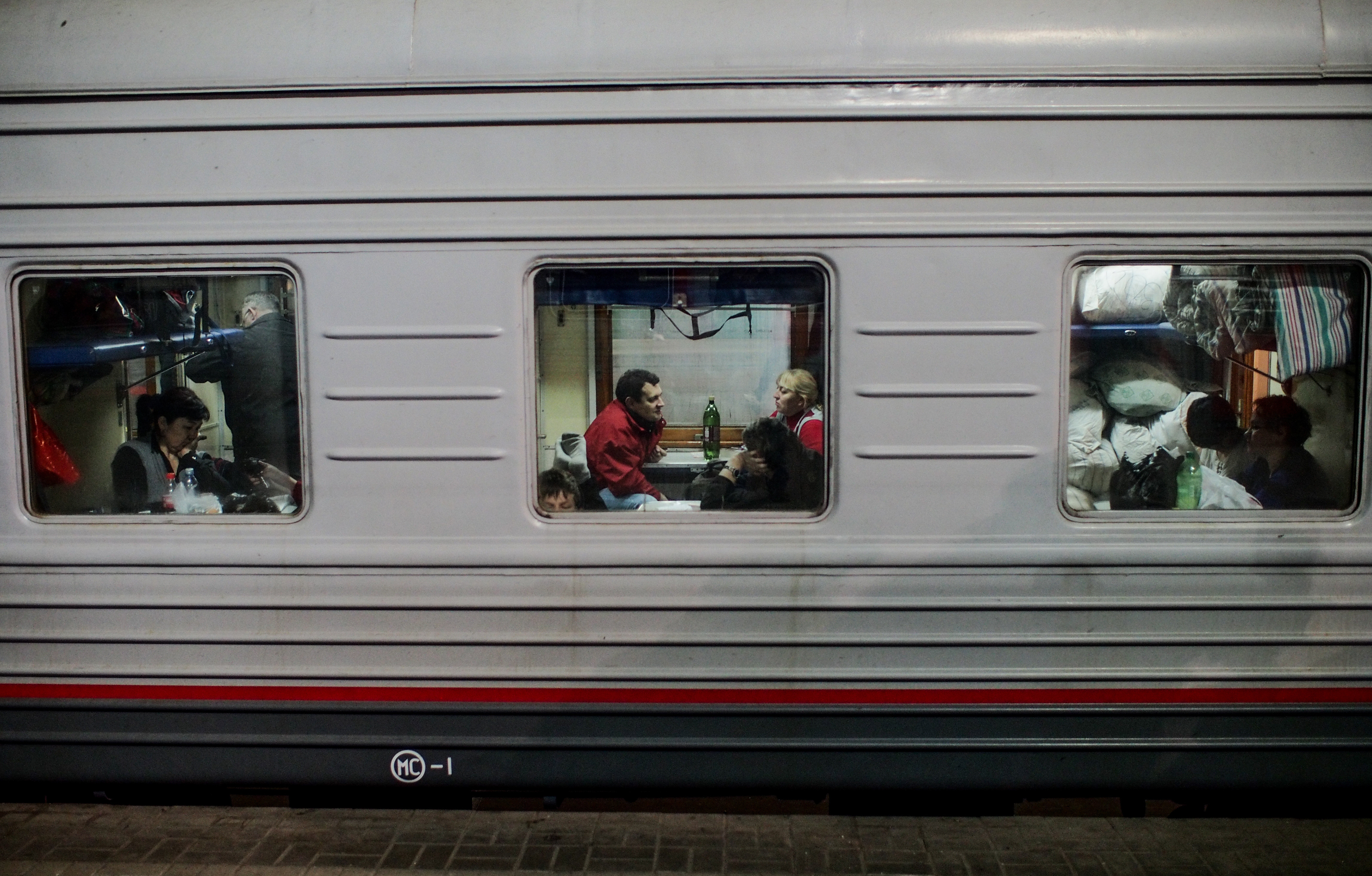 Ситуации в вагоне поездов. Окно вагона снаружи. Окно поезда. Окно вагона РЖД. Поезд снаружи.