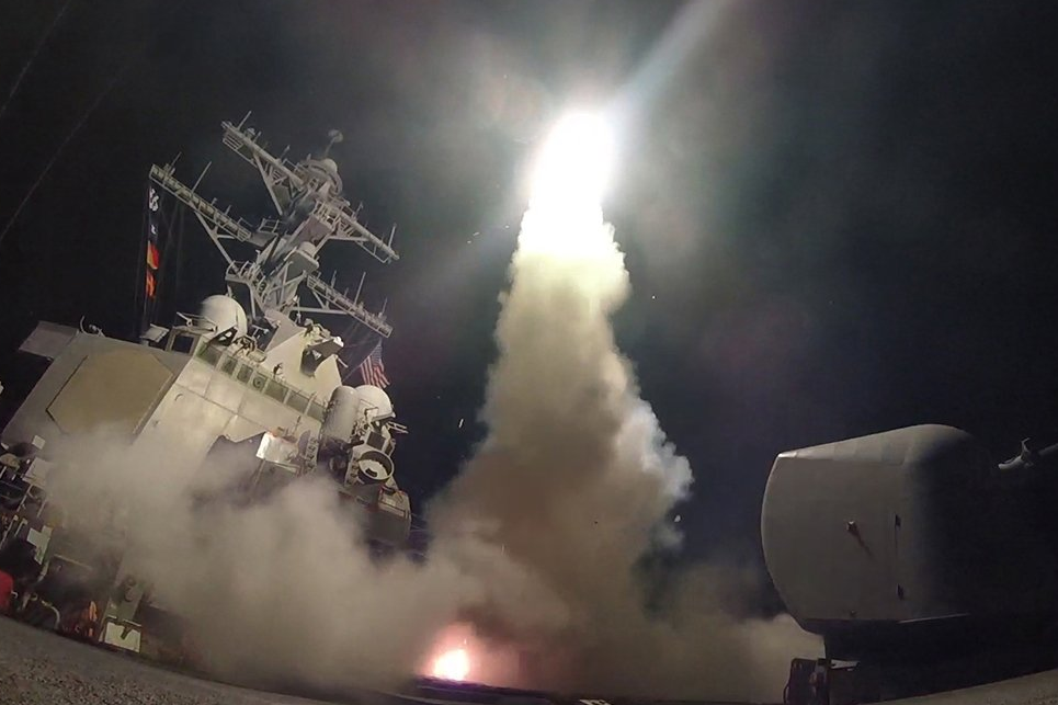 Удар крылатой ракетой. Tomahawk Missile Сирия. Атака США Томагавками по Сирии. Tomahawk Missile Ирак. Запуск ракеты с корабля.